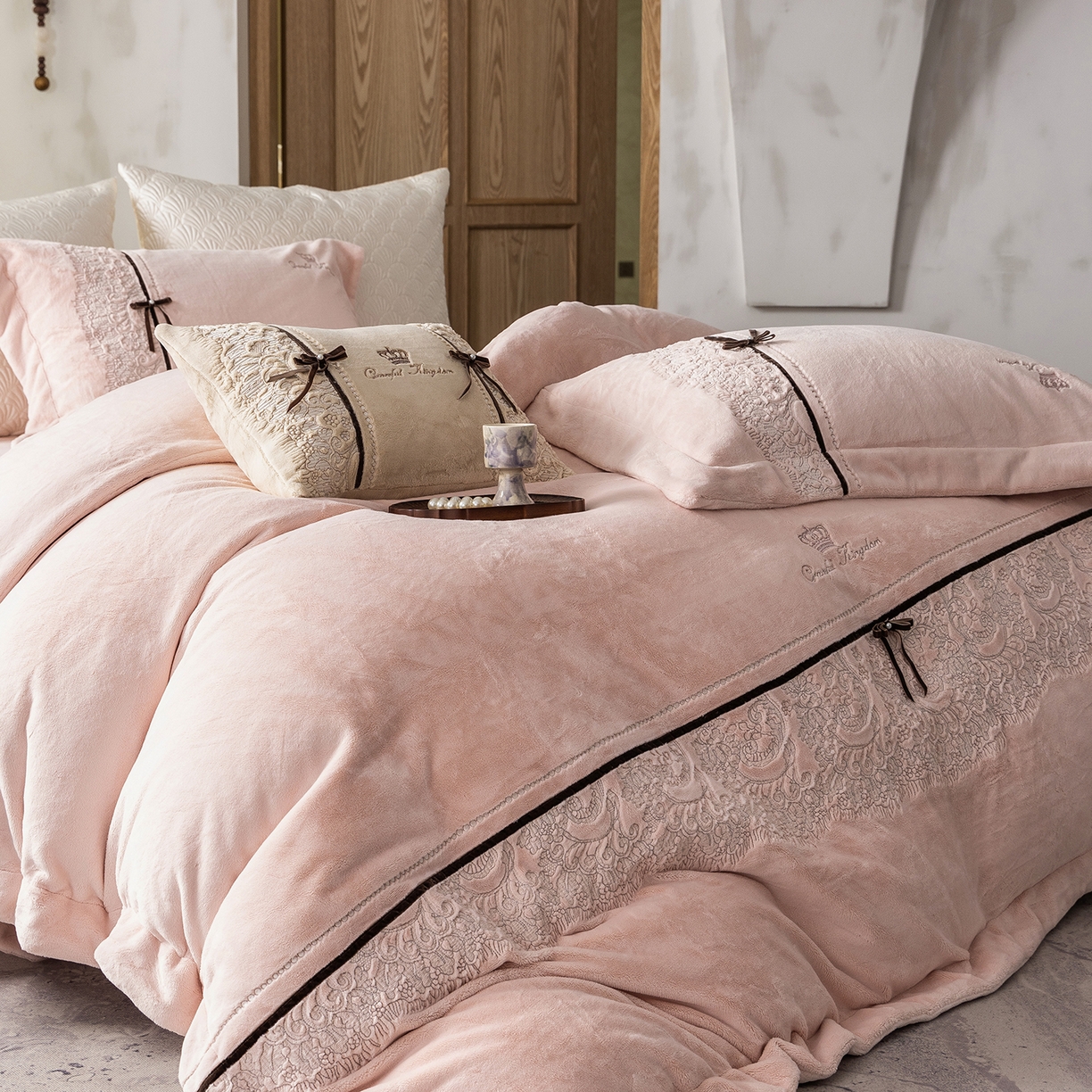 91家纺网 家纺一手货源 找家纺 涞澳家纺 2025新款牛奶绒四件套-维拉诗镜 维拉诗镜-雅灰粉