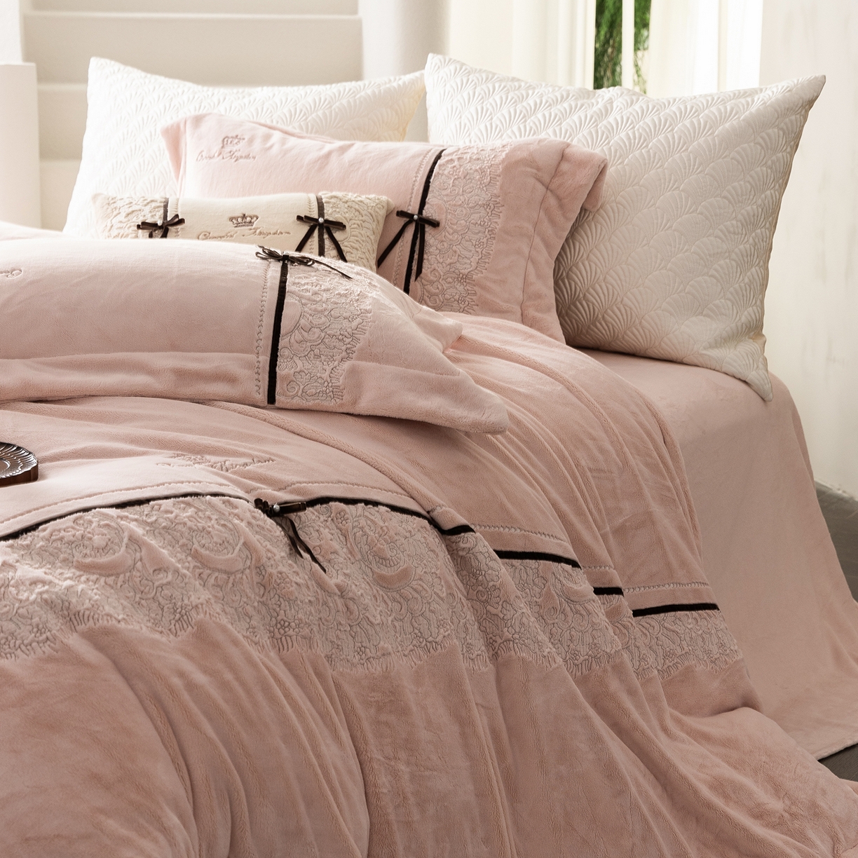 91家纺网 家纺一手货源 找家纺 涞澳家纺 2025新款牛奶绒四件套-维拉诗镜 维拉诗镜-雅灰粉