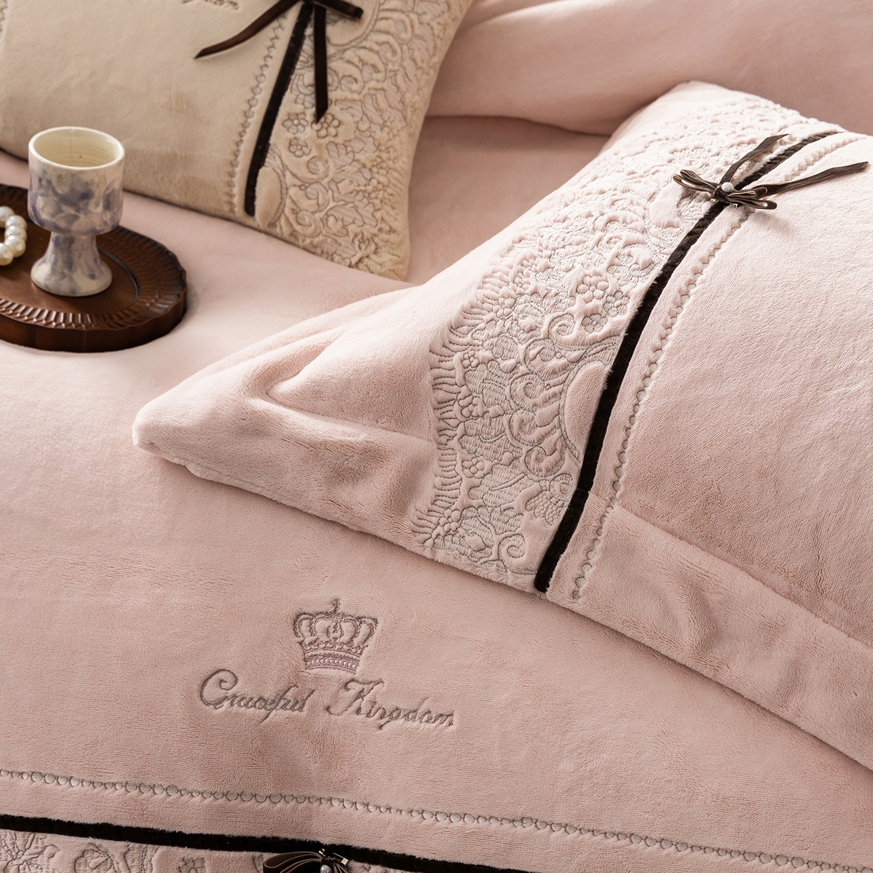 91家纺网 家纺一手货源 找家纺 涞澳家纺 2025新款牛奶绒四件套-维拉诗镜 维拉诗镜-雅灰粉