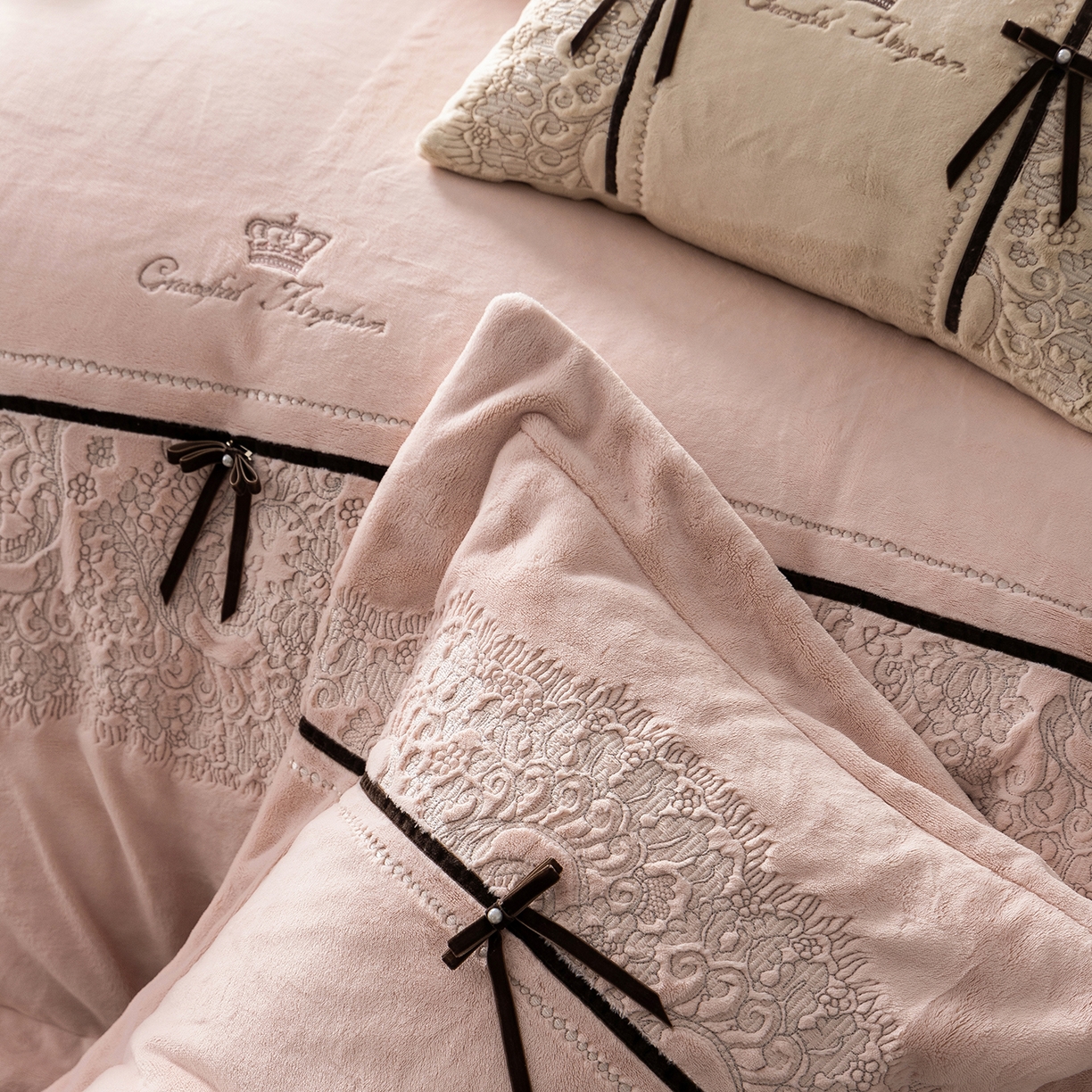 91家纺网 家纺一手货源 找家纺 涞澳家纺 2025新款牛奶绒四件套-维拉诗镜 维拉诗镜-雅灰粉