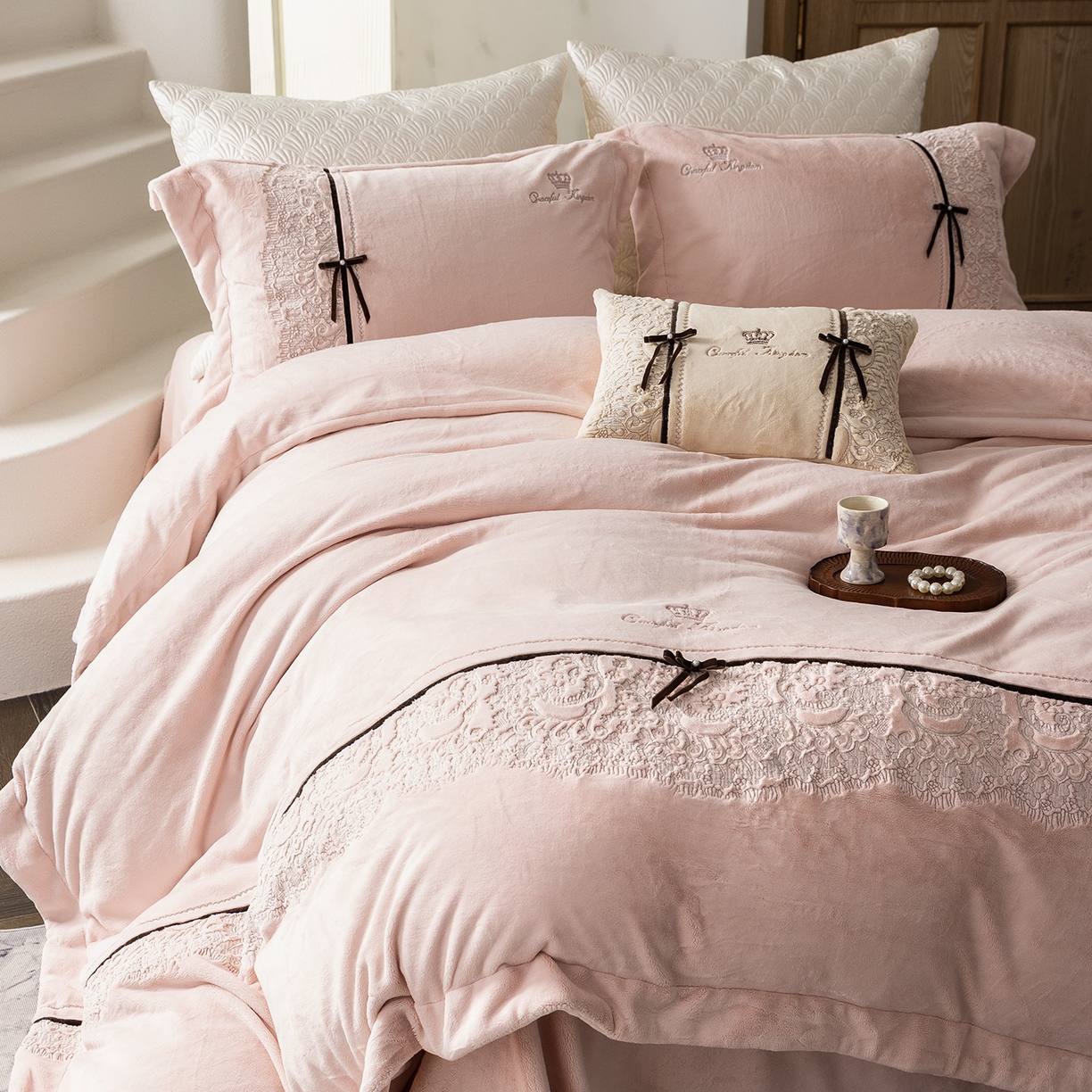 91家纺网 家纺一手货源 找家纺 涞澳家纺 2025新款牛奶绒四件套-维拉诗镜 维拉诗镜-雅灰粉