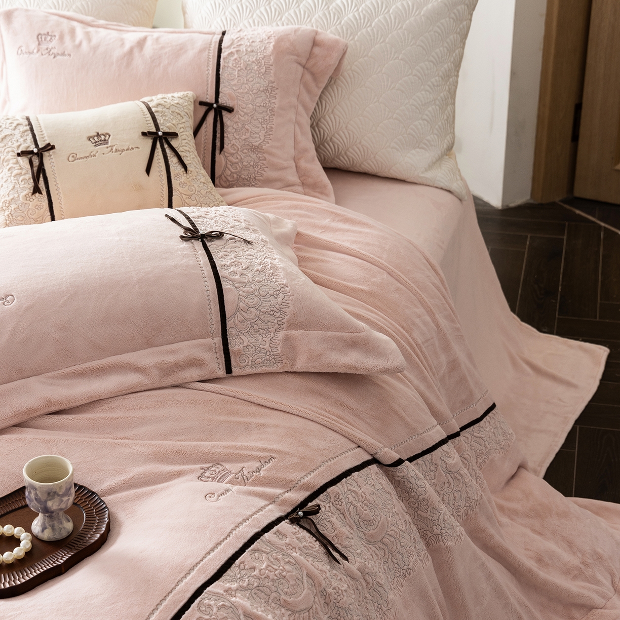 91家纺网 家纺一手货源 找家纺 涞澳家纺 2025新款牛奶绒四件套-维拉诗镜 维拉诗镜-雅灰粉