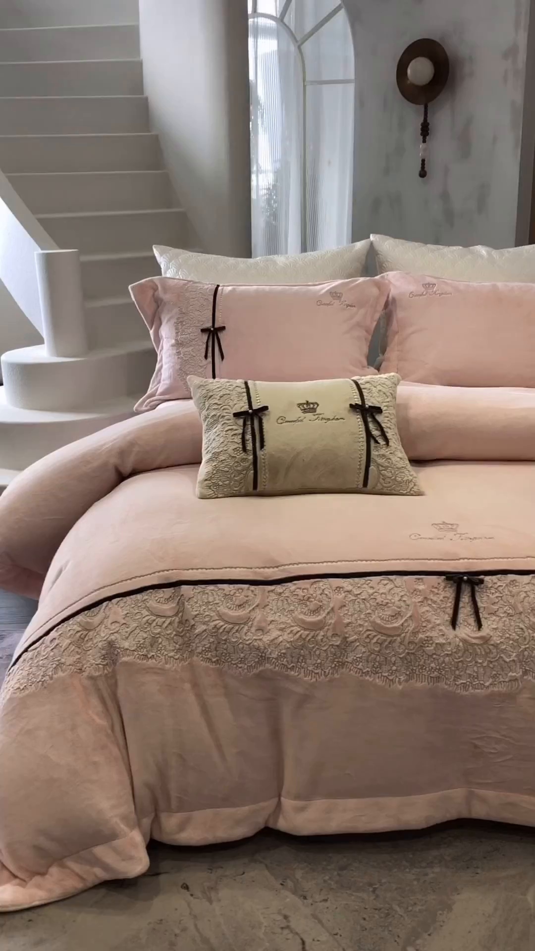 91家纺网 家纺一手货源 找家纺 涞澳家纺 2025新款牛奶绒四件套-维拉诗镜 维拉诗镜-雅灰粉