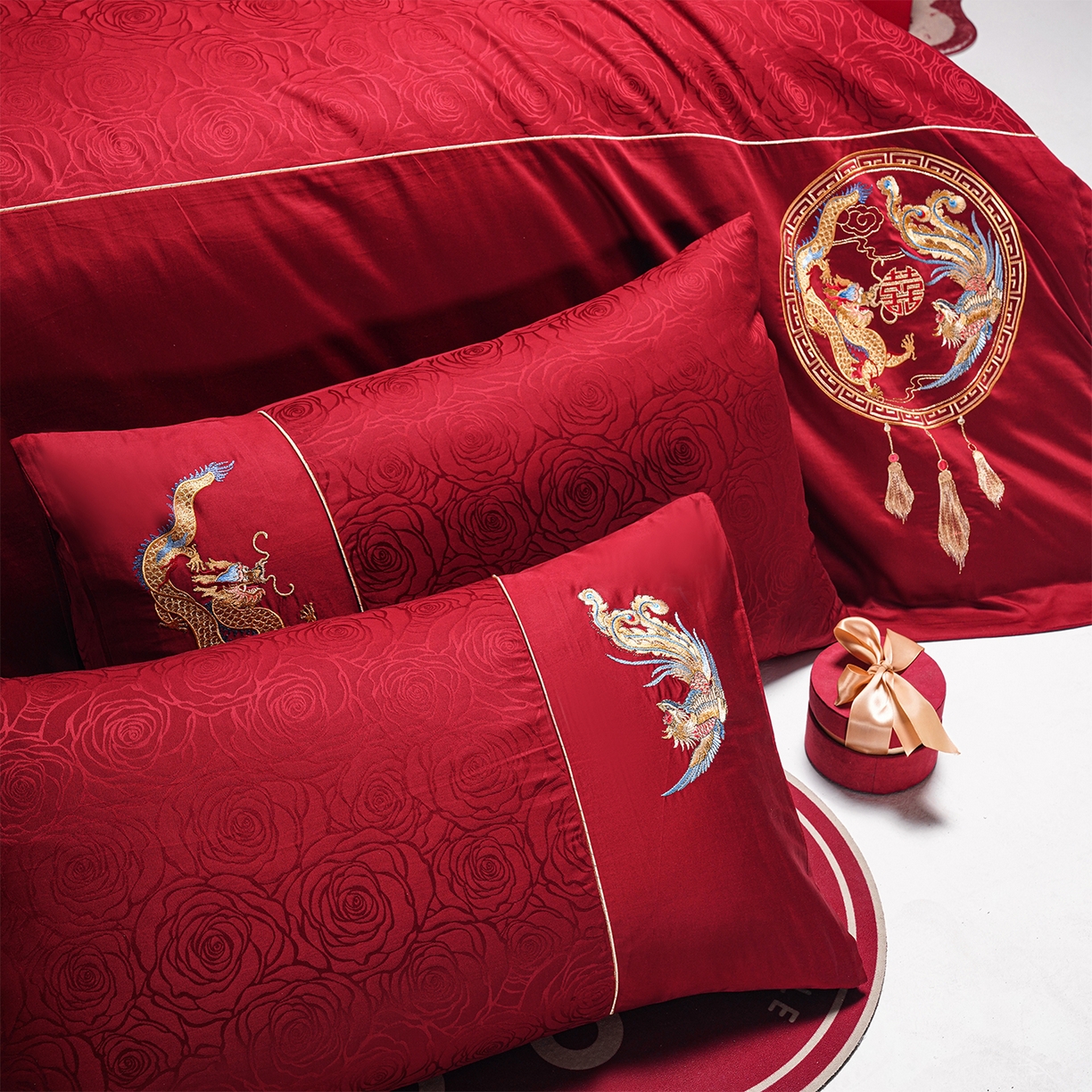 91家纺网 家纺一手货源 找家纺 芊囍纺 2025新款双面长绒棉提花婚庆刺绣四件套 吉祥