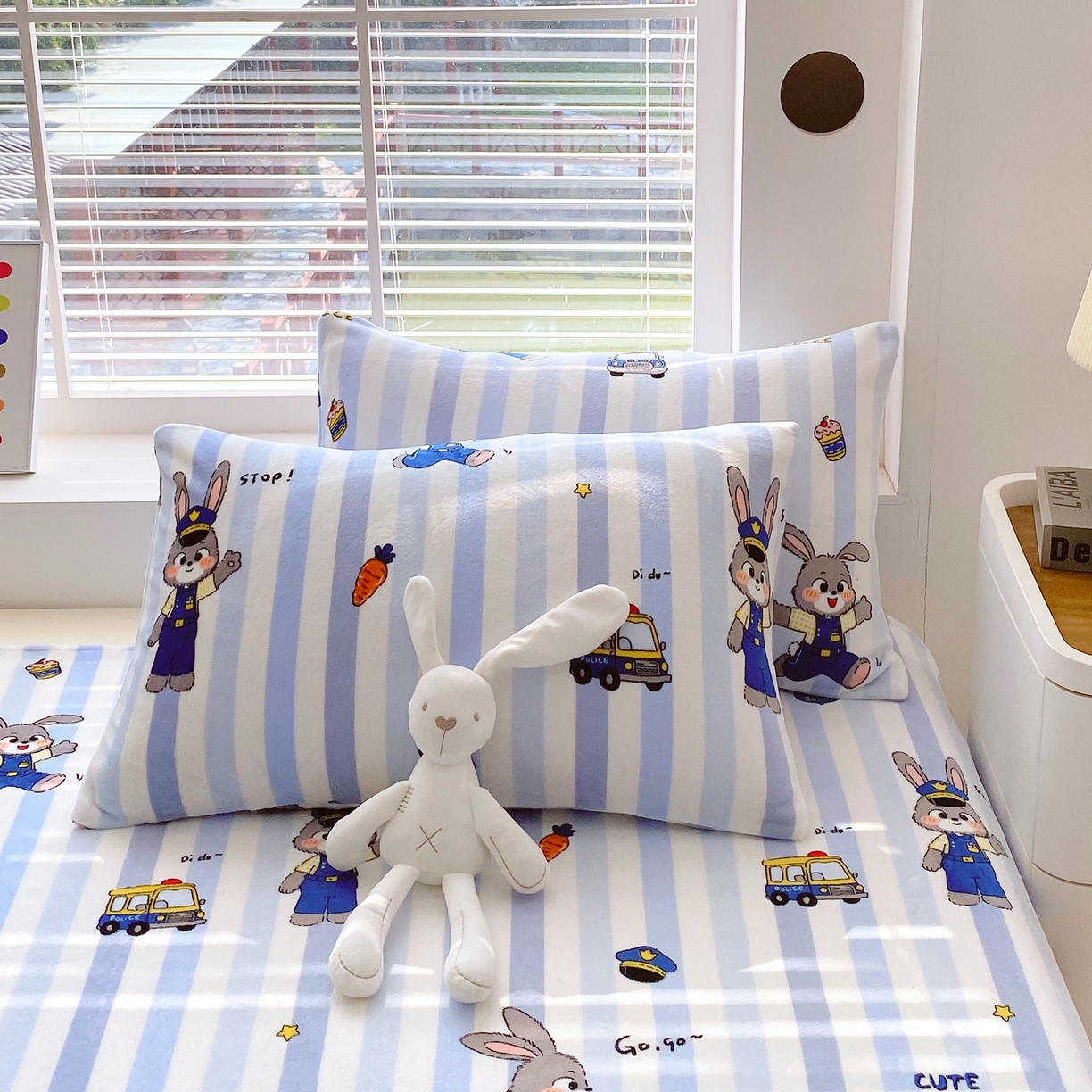 91家纺网 家纺一手货源 找家纺 金鑫汇家纺 2025新款加厚高克重A类牛奶绒四件套 兔子警官