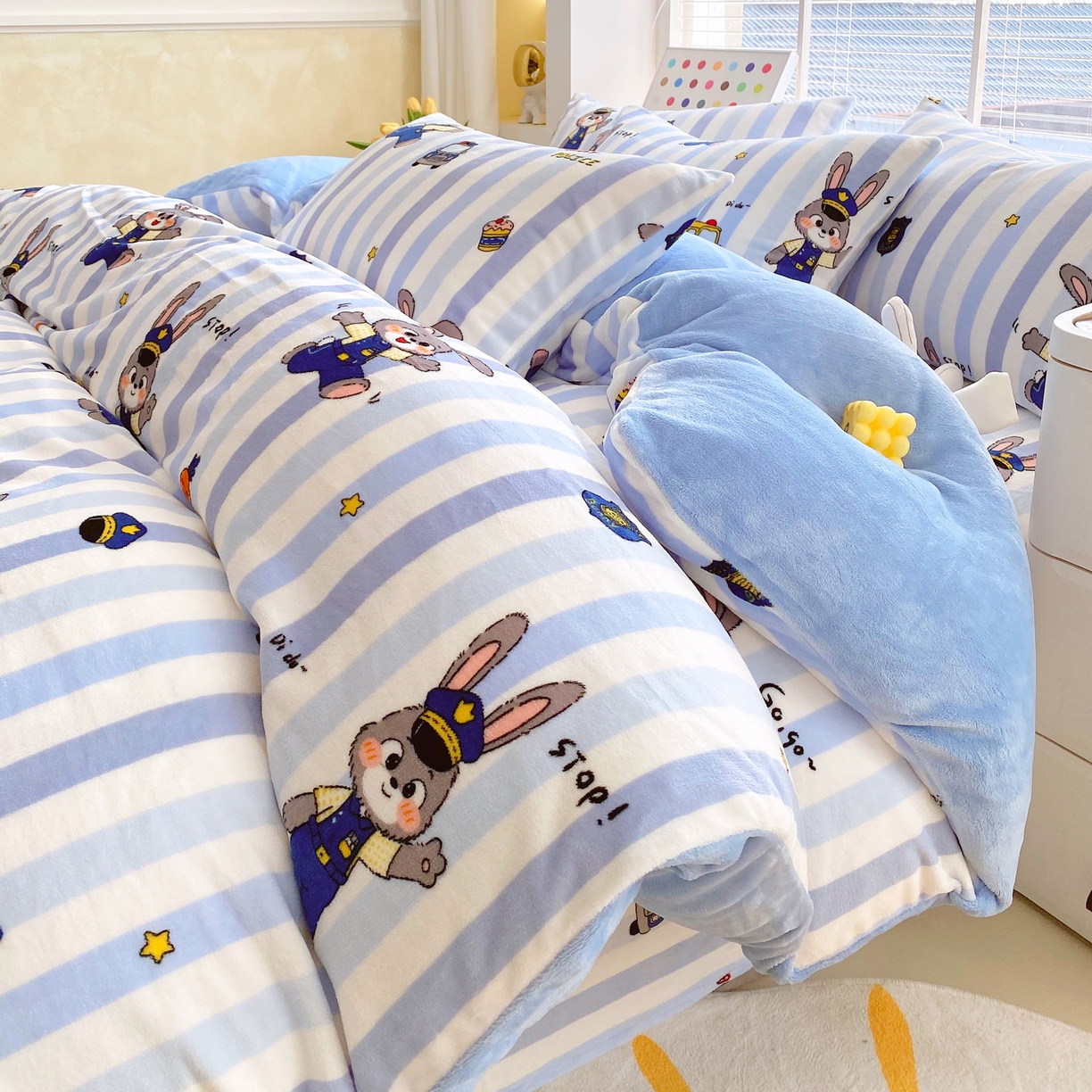 91家纺网 家纺一手货源 找家纺 金鑫汇家纺 2025新款加厚高克重A类牛奶绒四件套 兔子警官