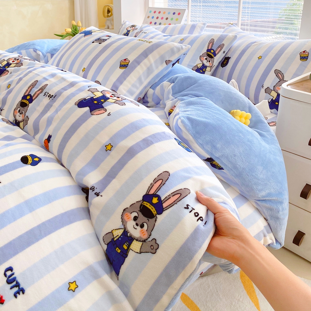 91家纺网 家纺一手货源 找家纺 金鑫汇家纺 2025新款加厚高克重A类牛奶绒四件套 兔子警官