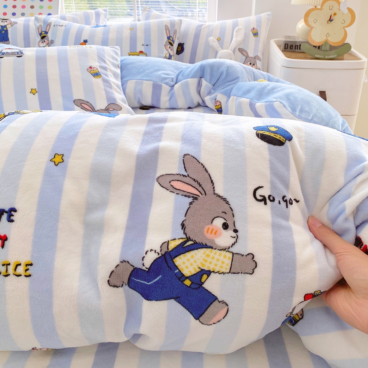 91家纺网 家纺一手货源 找家纺 金鑫汇家纺 2025新款加厚高克重A类牛奶绒四件套 兔子警官