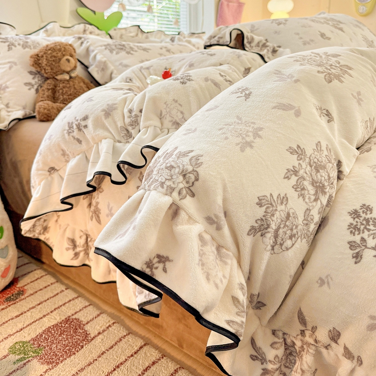 91家纺网 家纺一手货源 找家纺 （总）迪梦姿家纺 2025秋冬新款韩版印花牛奶绒花边款四件套,草莓小兔,春满园,海盐波波,蝴蝶结,花丛小兔,快乐女孩,兰亭序