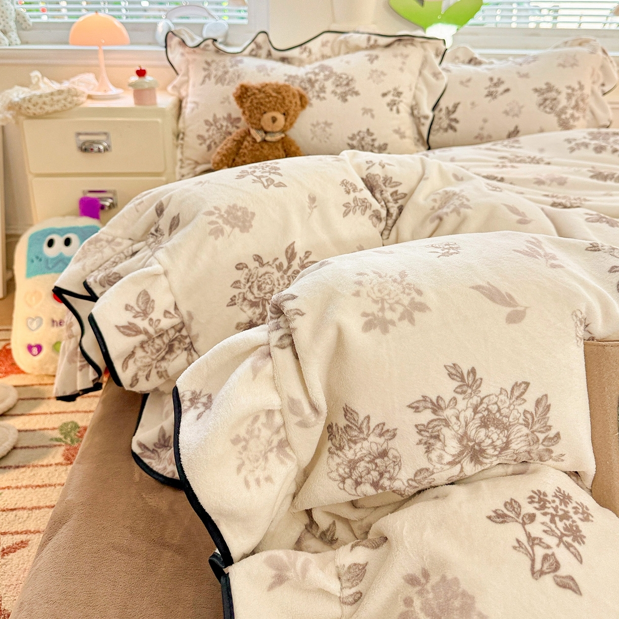 91家纺网 家纺一手货源 找家纺 （总）迪梦姿家纺 2025秋冬新款韩版印花牛奶绒花边款四件套