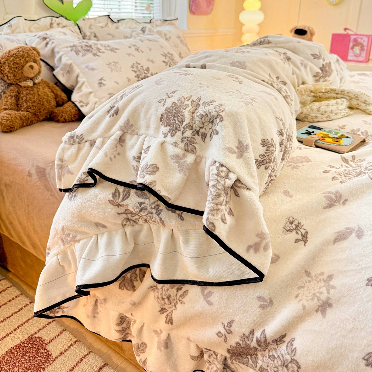 91家纺网 家纺一手货源 找家纺 （总）迪梦姿家纺 2025秋冬新款韩版印花牛奶绒花边款四件套