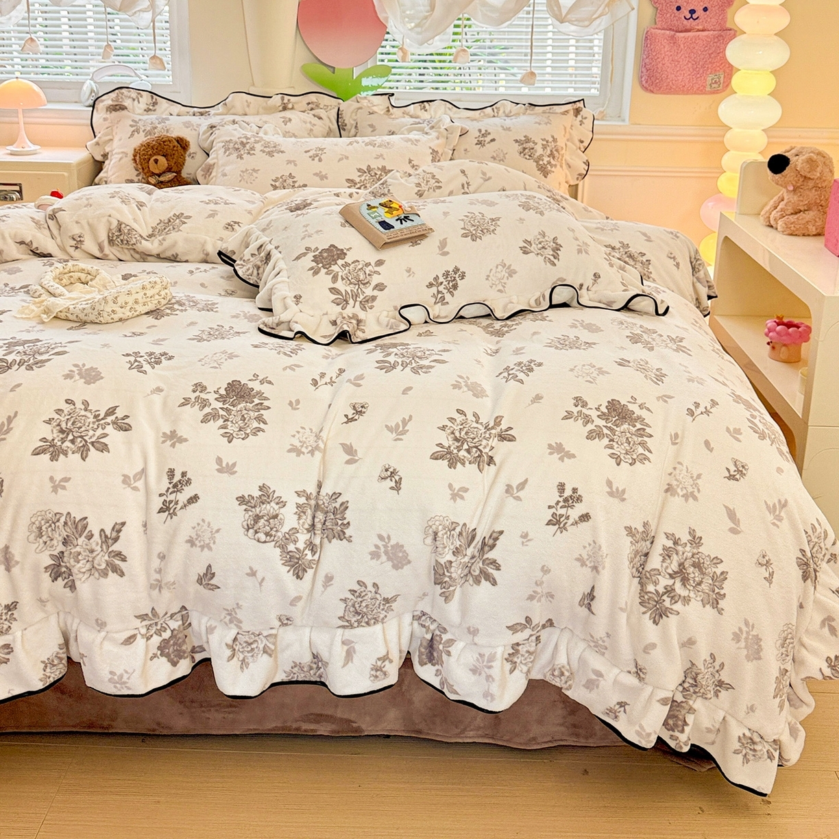 91家纺网 家纺一手货源 找家纺 （总）迪梦姿家纺 2025秋冬新款韩版印花牛奶绒花边款四件套