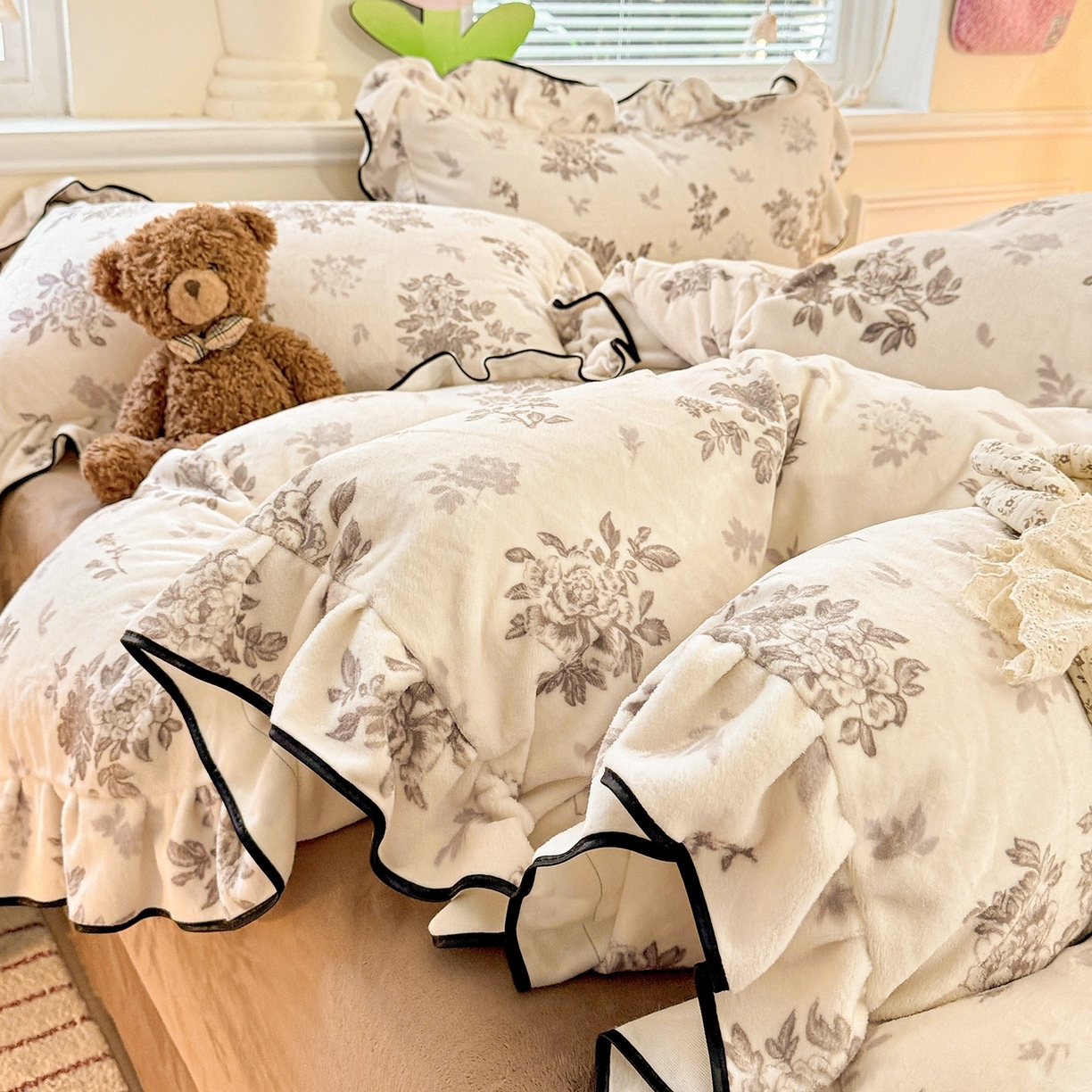 91家纺网 家纺一手货源 找家纺 （总）迪梦姿家纺 2025秋冬新款韩版印花牛奶绒花边款四件套