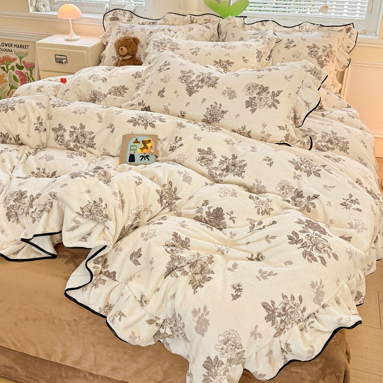 91家纺网 家纺一手货源 找家纺 （总）迪梦姿家纺 2025秋冬新款韩版印花牛奶绒花边款四件套