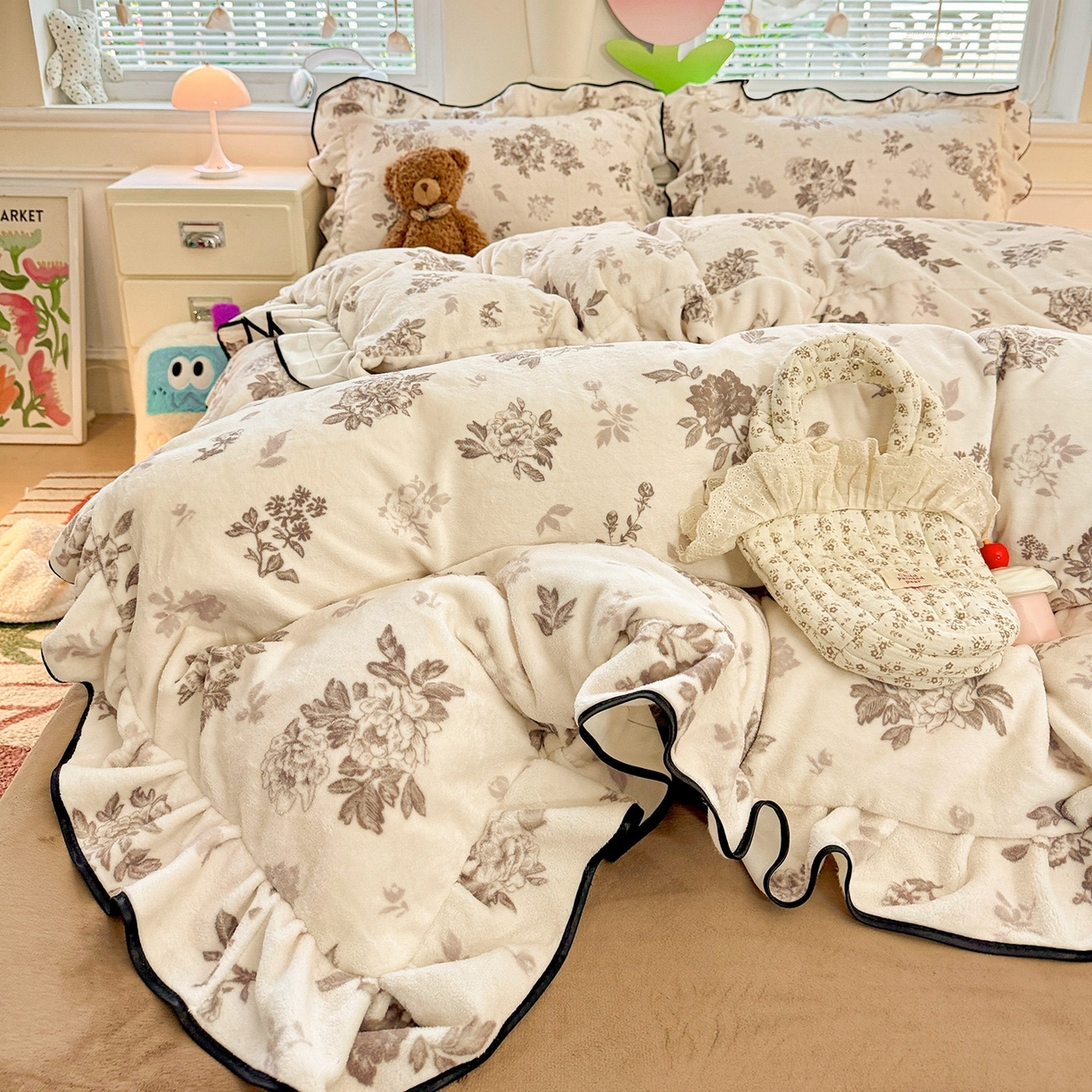 91家纺网 家纺一手货源 找家纺 （总）迪梦姿家纺 2025秋冬新款韩版印花牛奶绒花边款四件套