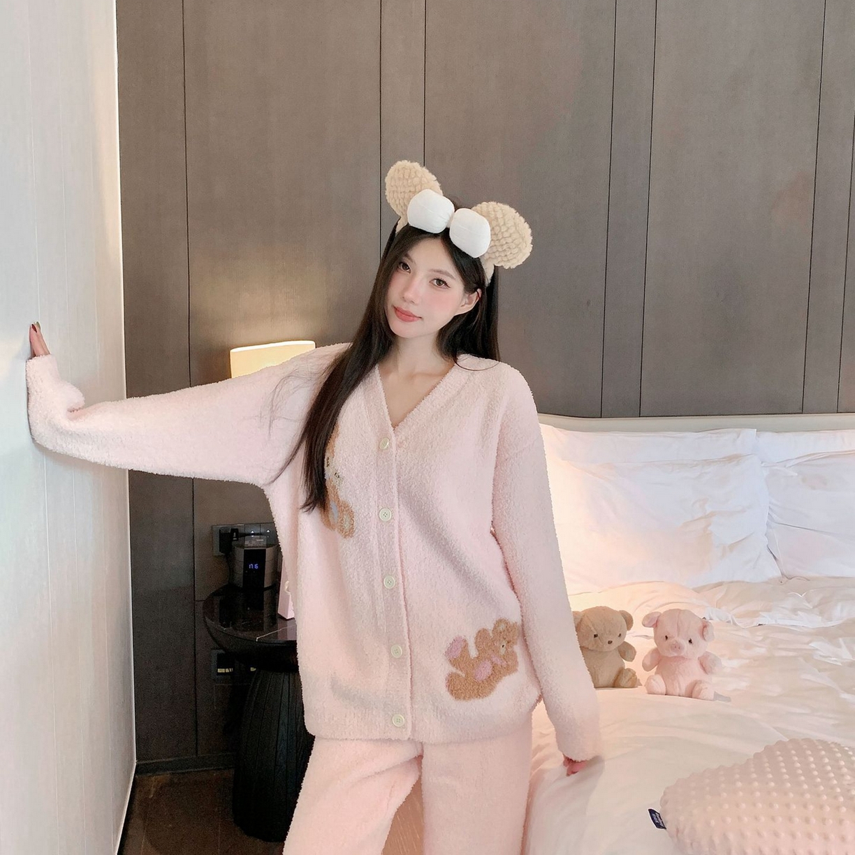 91家纺网 家纺一手货源 找家纺 （总）洛兰沙家居馆 2025新款半边绒睡衣纯色珍珠扣圆领针织开衫外套秋冬新款气质小香风家居服