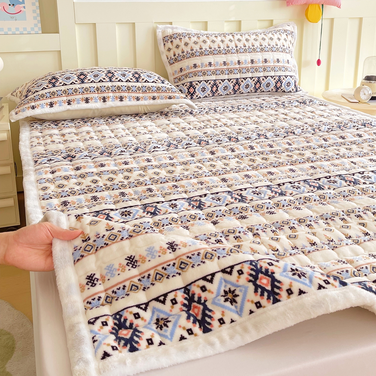 91家纺网 家纺一手货源 找家纺 （总）金鑫汇家纺 2025新款加厚牛奶豆豆绒暖绒包边床褥垫