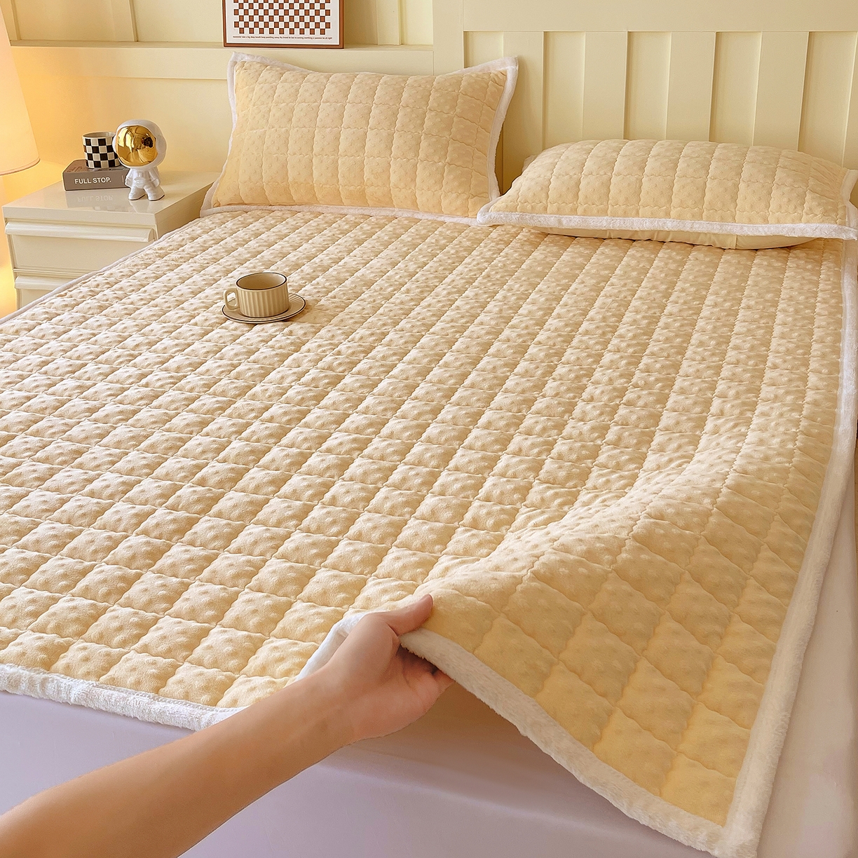 91家纺网 家纺一手货源 找家纺 （总）金鑫汇家纺 2025新款加厚牛奶豆豆绒暖绒包边床褥垫