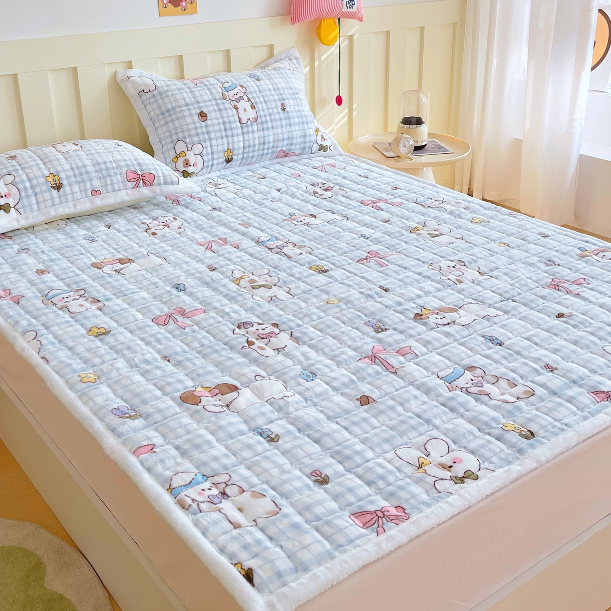 91家纺网 家纺一手货源 找家纺 金鑫汇家纺 2025新款加厚牛奶豆豆绒暖绒包边床褥垫 成人床：云绒小狗