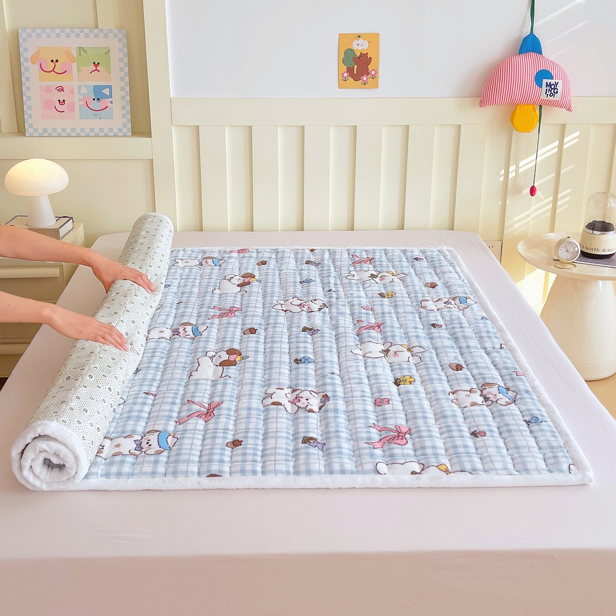 91家纺网 家纺一手货源 找家纺 金鑫汇家纺 2025新款加厚牛奶豆豆绒暖绒包边床褥垫 成人床：云绒小狗