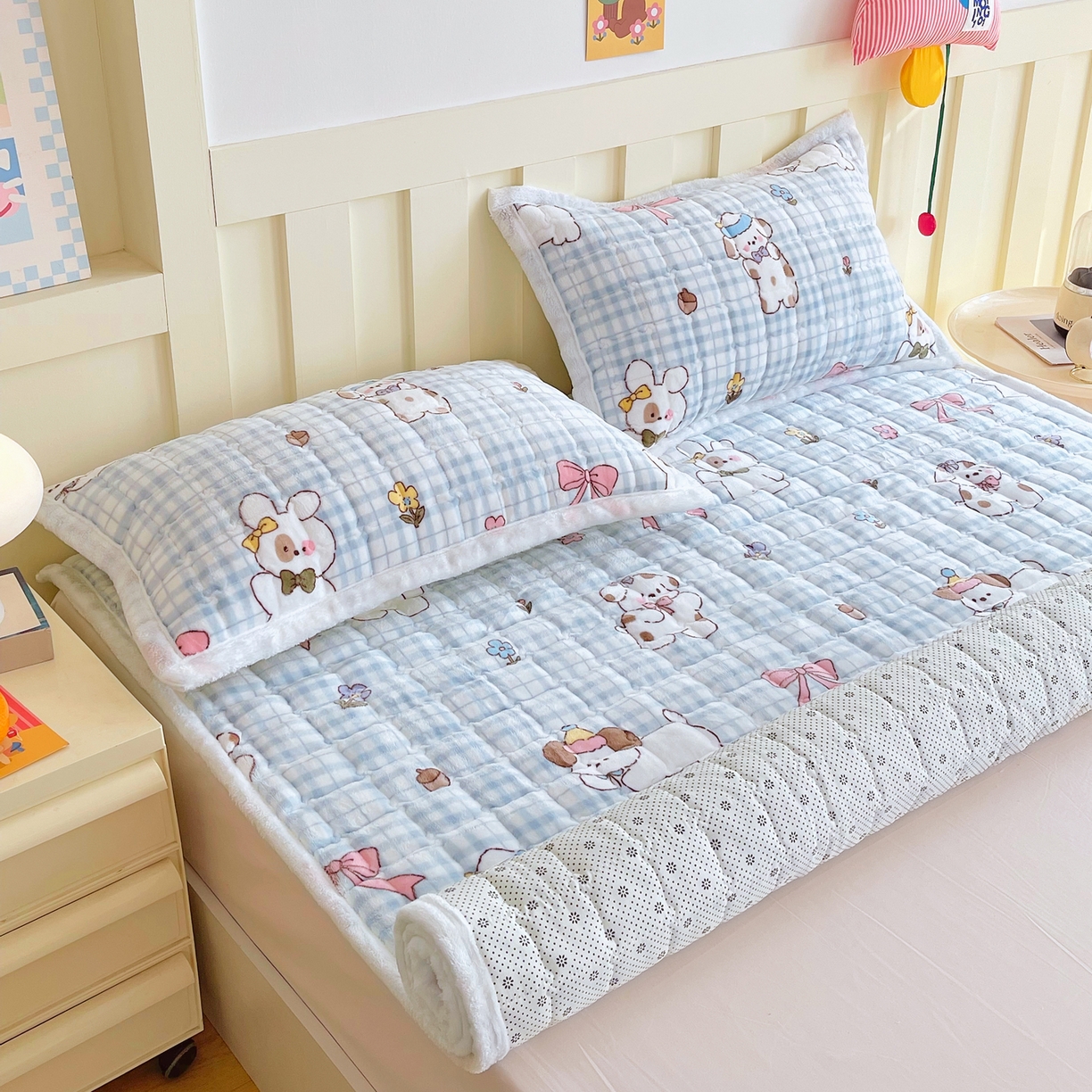 91家纺网 家纺一手货源 找家纺 金鑫汇家纺 2025新款加厚牛奶豆豆绒暖绒包边床褥垫 成人床：云绒小狗