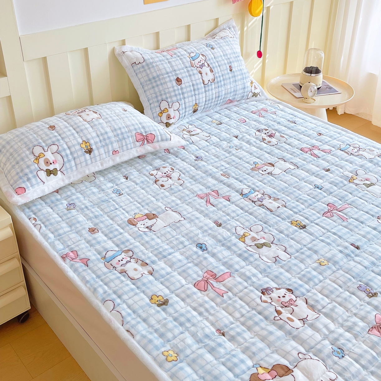 91家纺网 家纺一手货源 找家纺 金鑫汇家纺 2025新款加厚牛奶豆豆绒暖绒包边床褥垫 成人床：云绒小狗