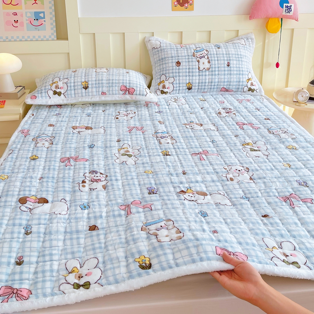 91家纺网 家纺一手货源 找家纺 金鑫汇家纺 2025新款加厚牛奶豆豆绒暖绒包边床褥垫 成人床：云绒小狗