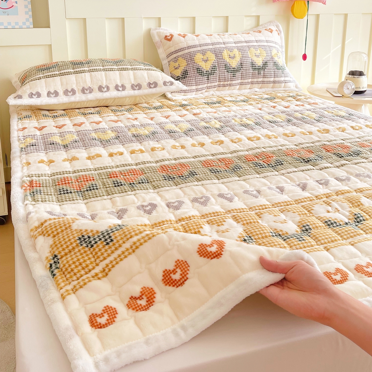 91家纺网 家纺一手货源 找家纺 金鑫汇家纺 2025新款加厚牛奶豆豆绒暖绒包边床褥垫 成人床：同心千鸟格