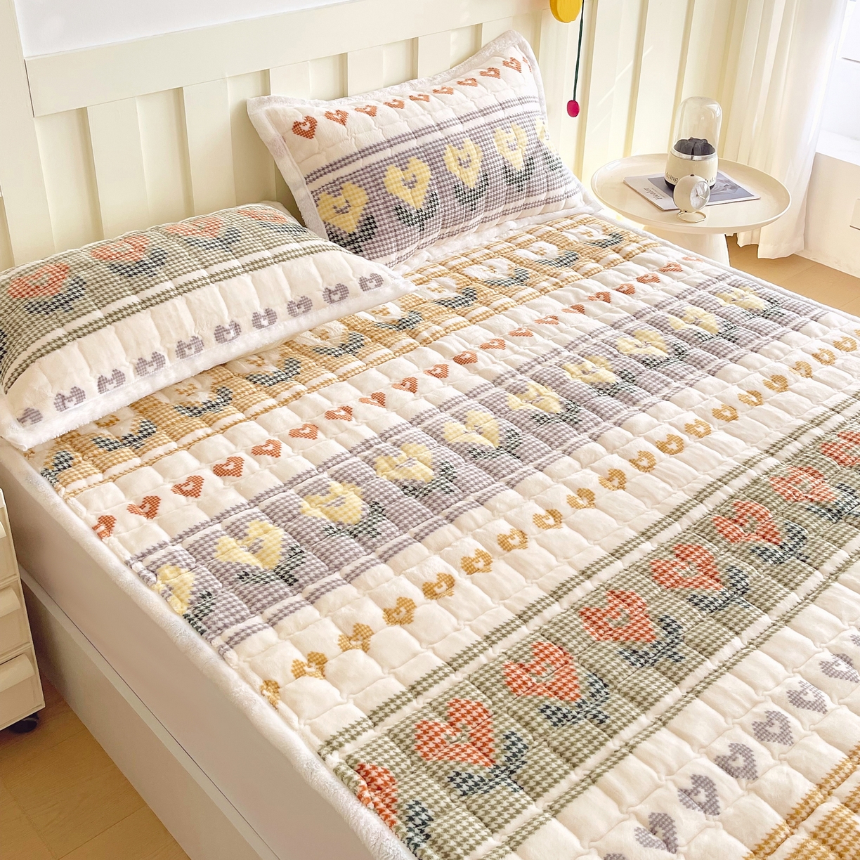 91家纺网 家纺一手货源 找家纺 金鑫汇家纺 2025新款加厚牛奶豆豆绒暖绒包边床褥垫 成人床：同心千鸟格