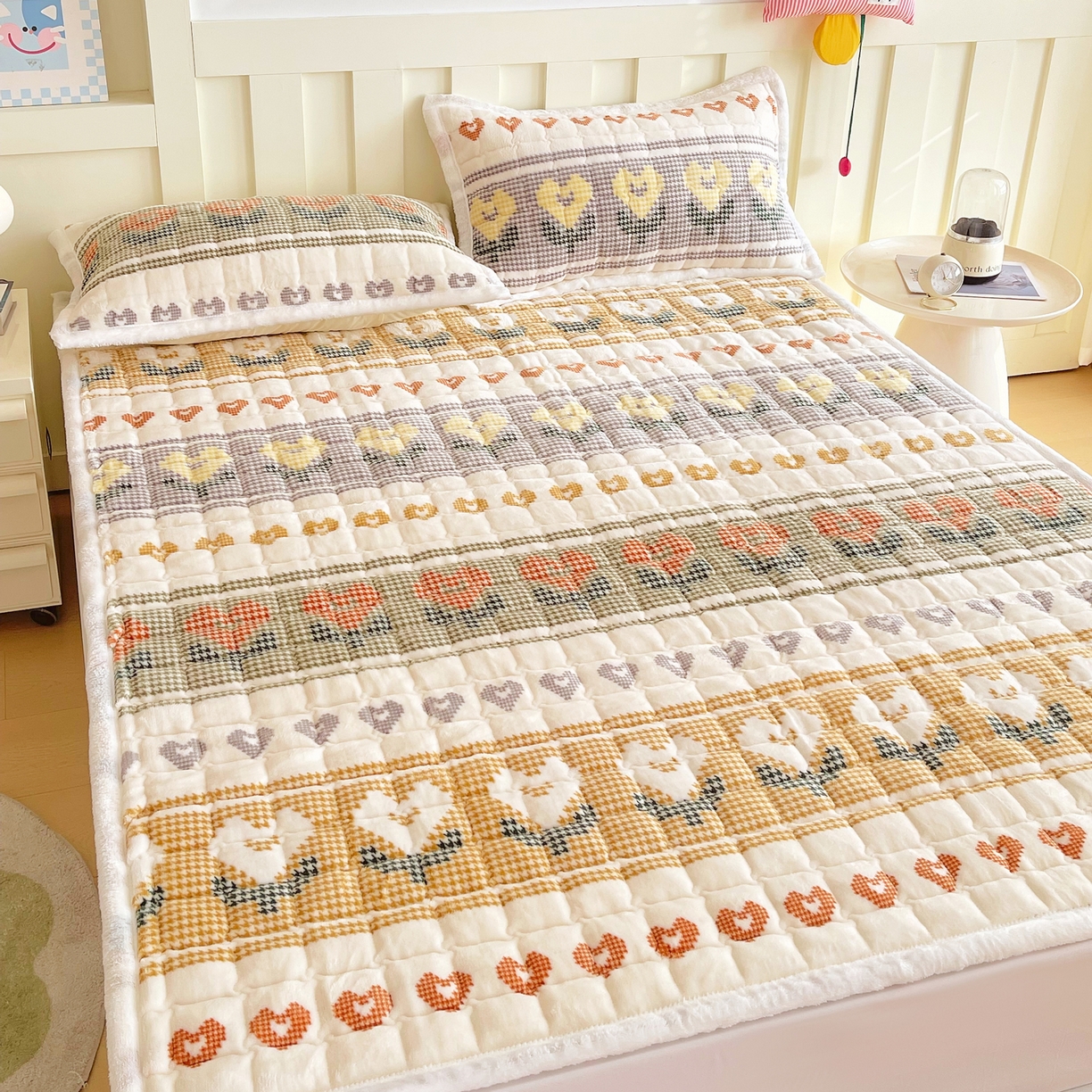 91家纺网 家纺一手货源 找家纺 金鑫汇家纺 2025新款加厚牛奶豆豆绒暖绒包边床褥垫 成人床：同心千鸟格