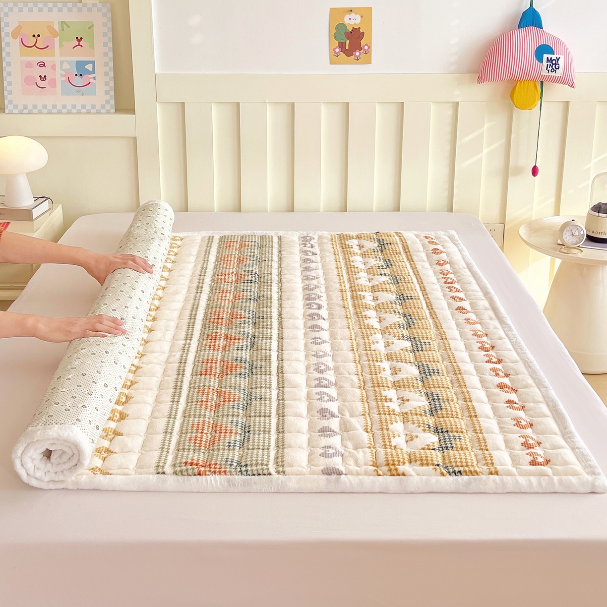 91家纺网 家纺一手货源 找家纺 金鑫汇家纺 2025新款加厚牛奶豆豆绒暖绒包边床褥垫 成人床：同心千鸟格