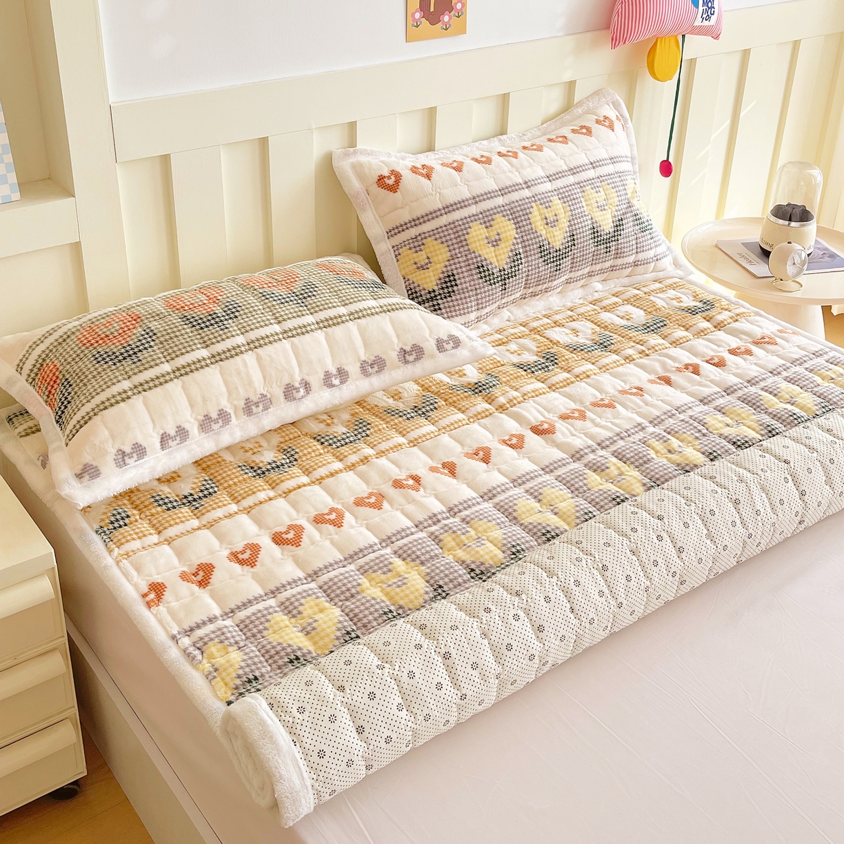 91家纺网 家纺一手货源 找家纺 金鑫汇家纺 2025新款加厚牛奶豆豆绒暖绒包边床褥垫 成人床：同心千鸟格