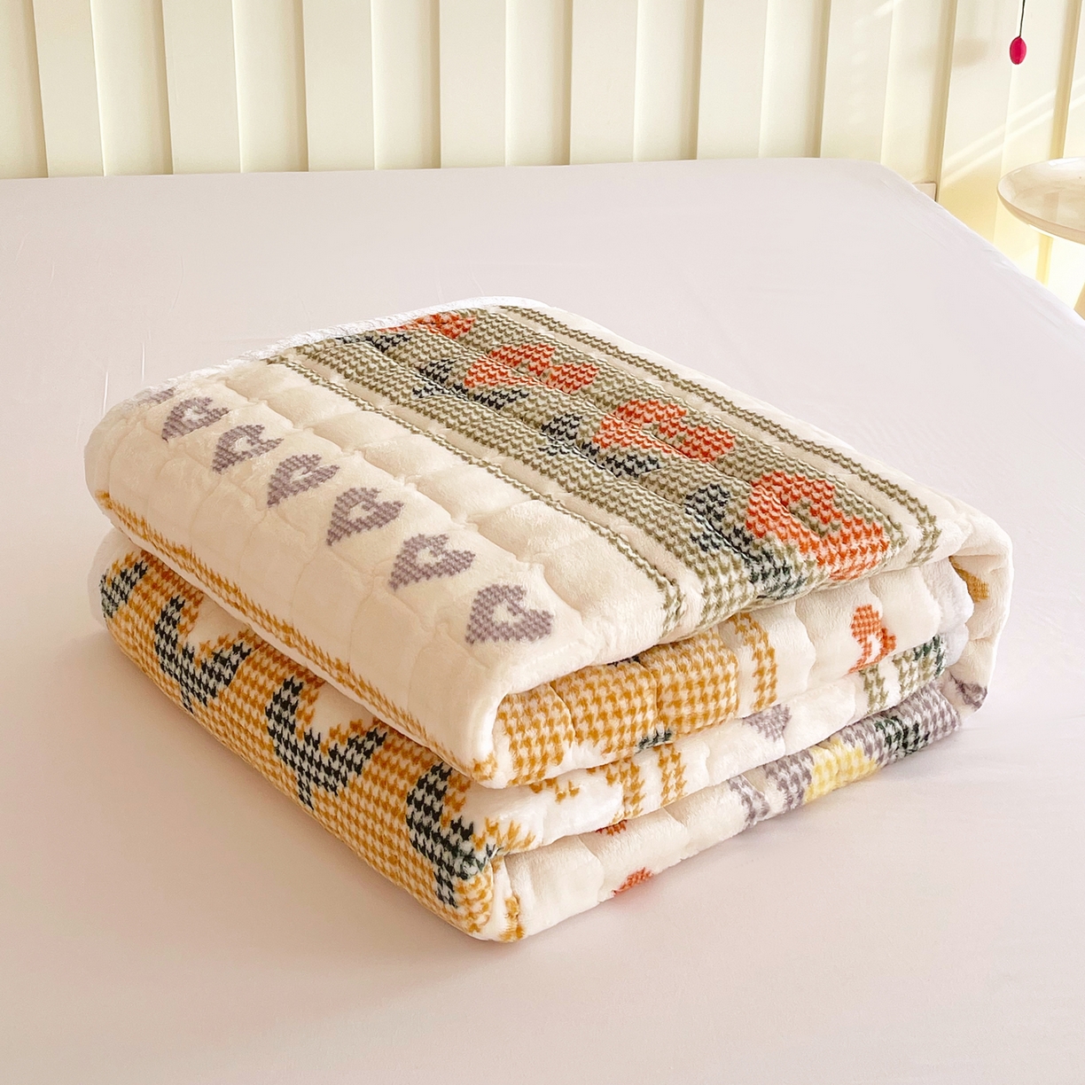 91家纺网 家纺一手货源 找家纺 金鑫汇家纺 2025新款加厚牛奶豆豆绒暖绒包边床褥垫 成人床：同心千鸟格