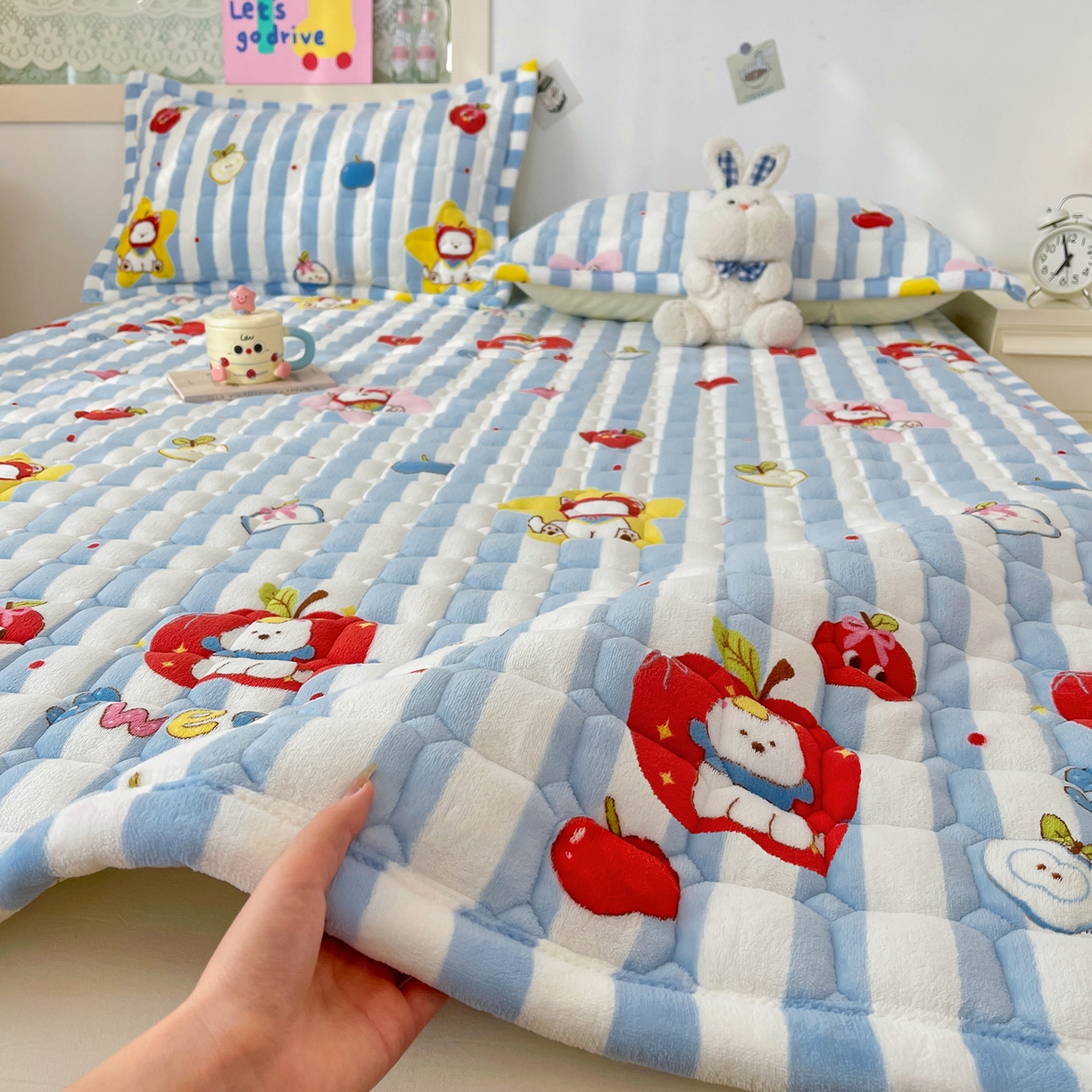 91家纺网 家纺一手货源 找家纺 金鑫汇家纺 2025新款加厚牛奶豆豆绒暖绒包边床褥垫 成人床：苹果萌狗