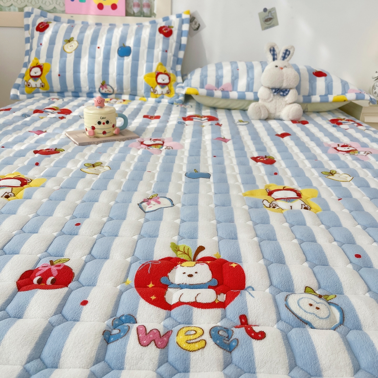 91家纺网 家纺一手货源 找家纺 金鑫汇家纺 2025新款加厚牛奶豆豆绒暖绒包边床褥垫 成人床：苹果萌狗