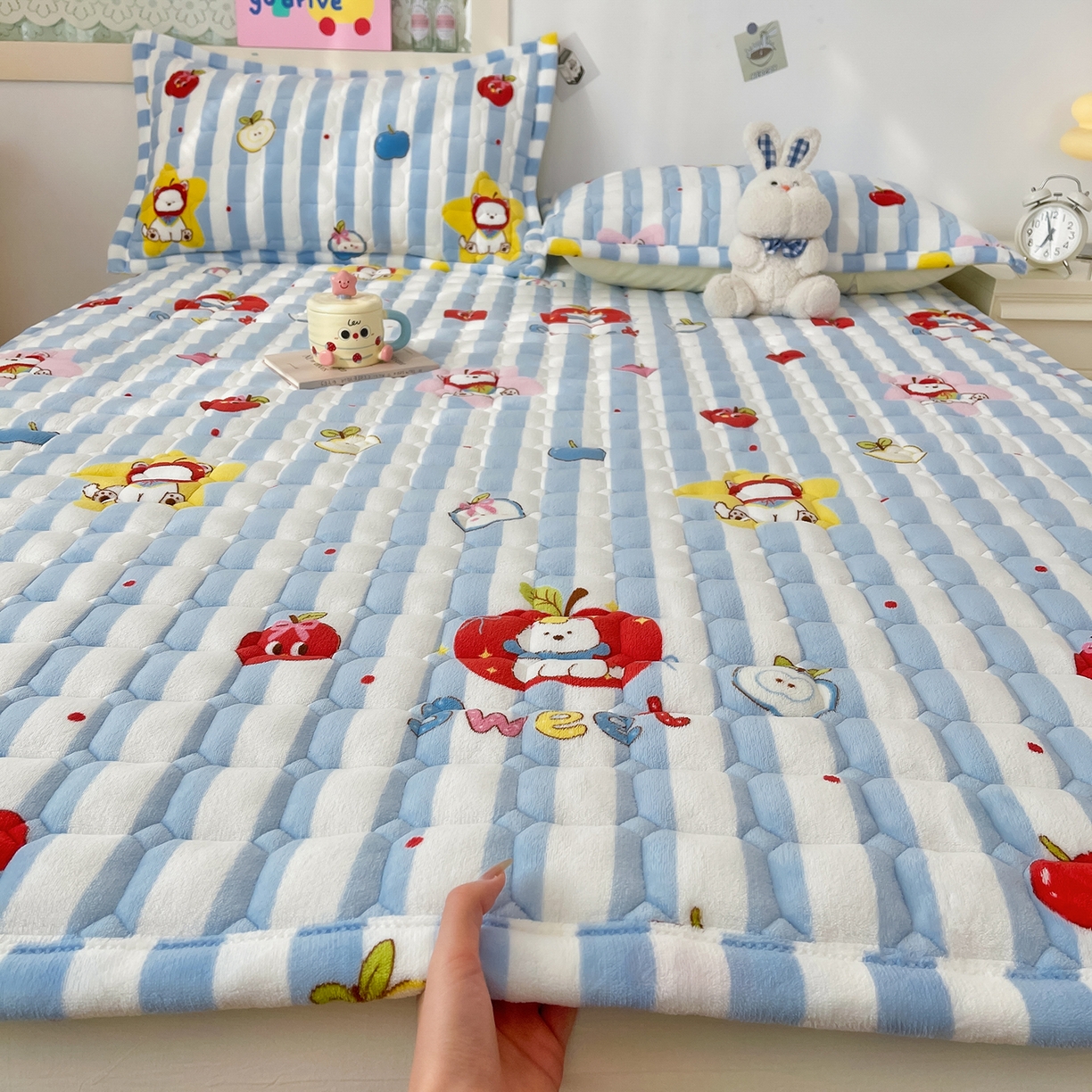 91家纺网 家纺一手货源 找家纺 金鑫汇家纺 2025新款加厚牛奶豆豆绒暖绒包边床褥垫 成人床：苹果萌狗