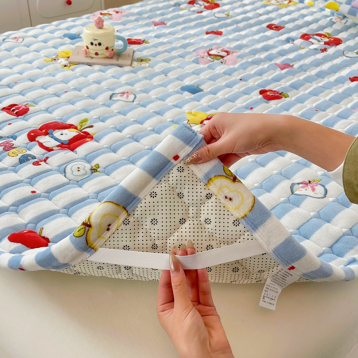 91家纺网 家纺一手货源 找家纺 金鑫汇家纺 2025新款加厚牛奶豆豆绒暖绒包边床褥垫 成人床：苹果萌狗