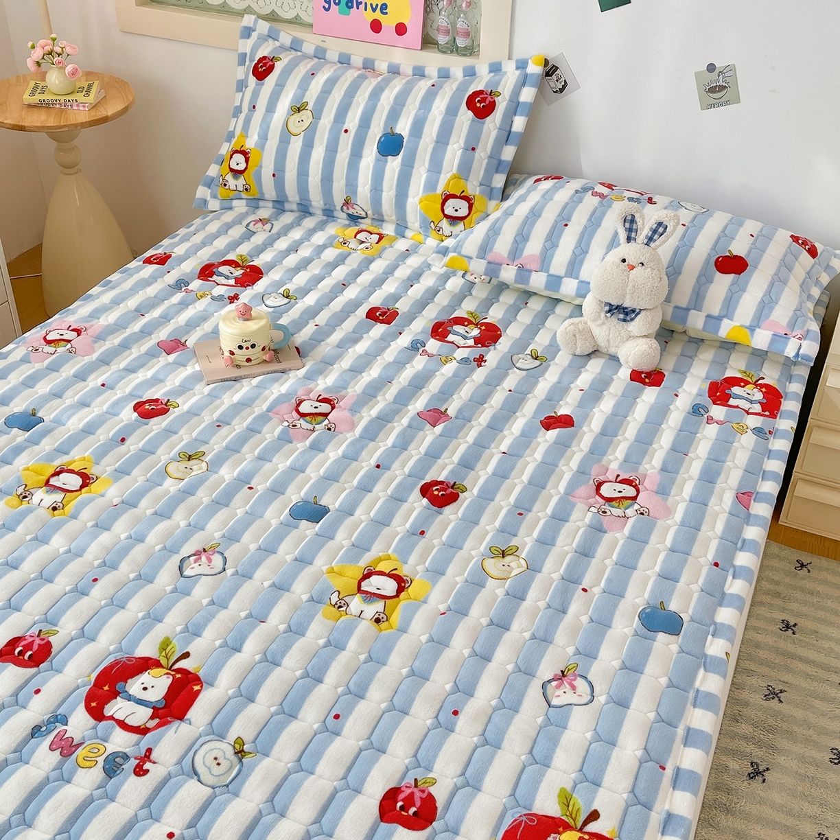 91家纺网 家纺一手货源 找家纺 金鑫汇家纺 2025新款加厚牛奶豆豆绒暖绒包边床褥垫 成人床：苹果萌狗