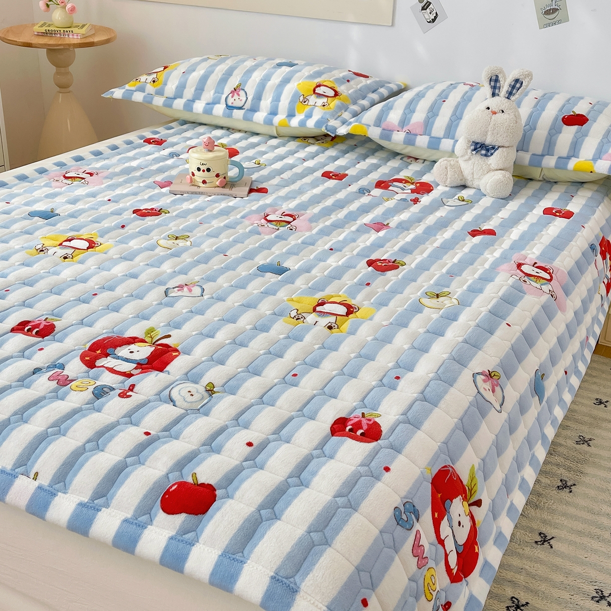 91家纺网 家纺一手货源 找家纺 金鑫汇家纺 2025新款加厚牛奶豆豆绒暖绒包边床褥垫 成人床：苹果萌狗