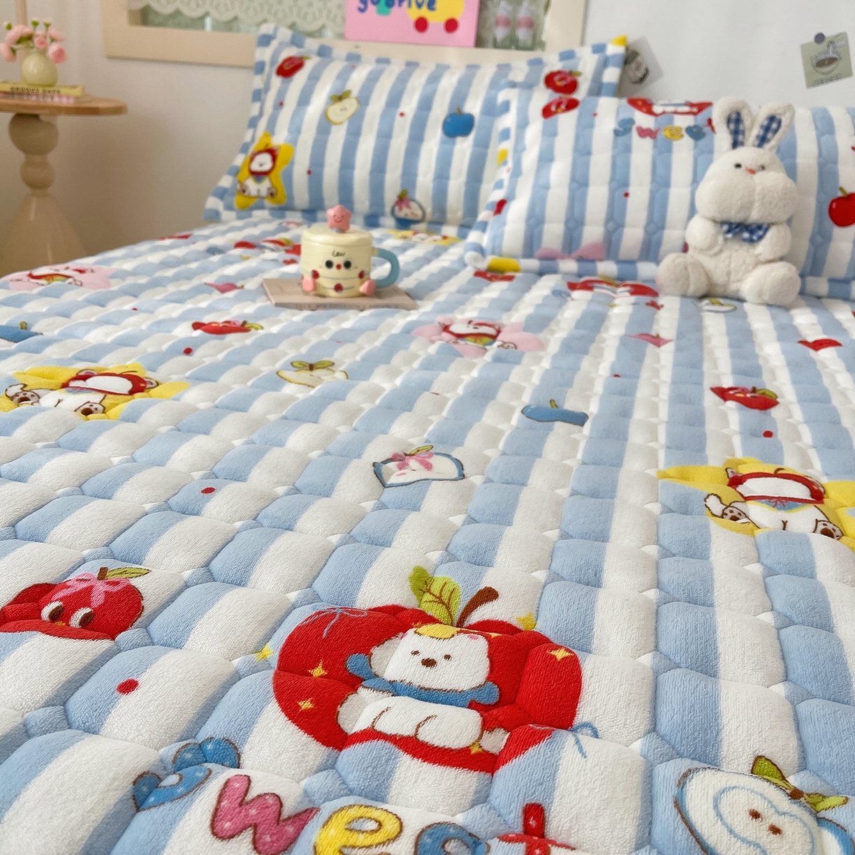 91家纺网 家纺一手货源 找家纺 金鑫汇家纺 2025新款加厚牛奶豆豆绒暖绒包边床褥垫 成人床：苹果萌狗