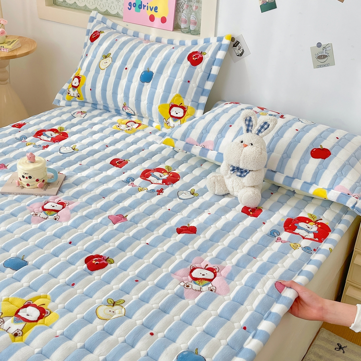 91家纺网 家纺一手货源 找家纺 金鑫汇家纺 2025新款加厚牛奶豆豆绒暖绒包边床褥垫 成人床：苹果萌狗