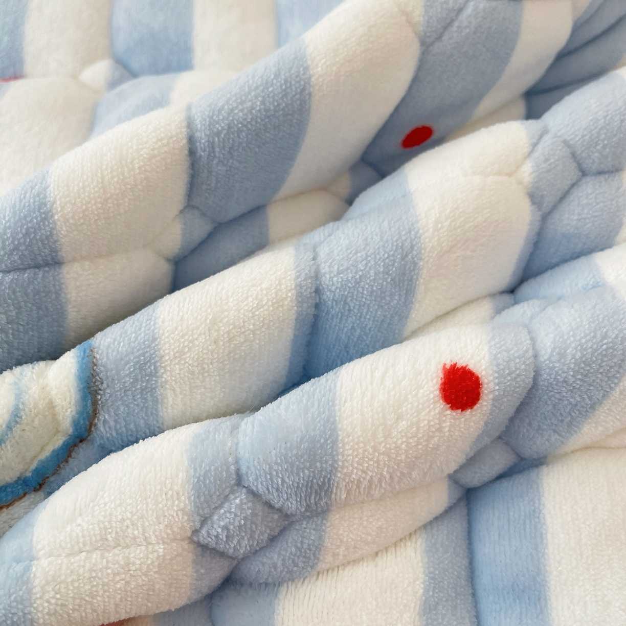 91家纺网 家纺一手货源 找家纺 金鑫汇家纺 2025新款加厚牛奶豆豆绒暖绒包边床褥垫 成人床：苹果萌狗