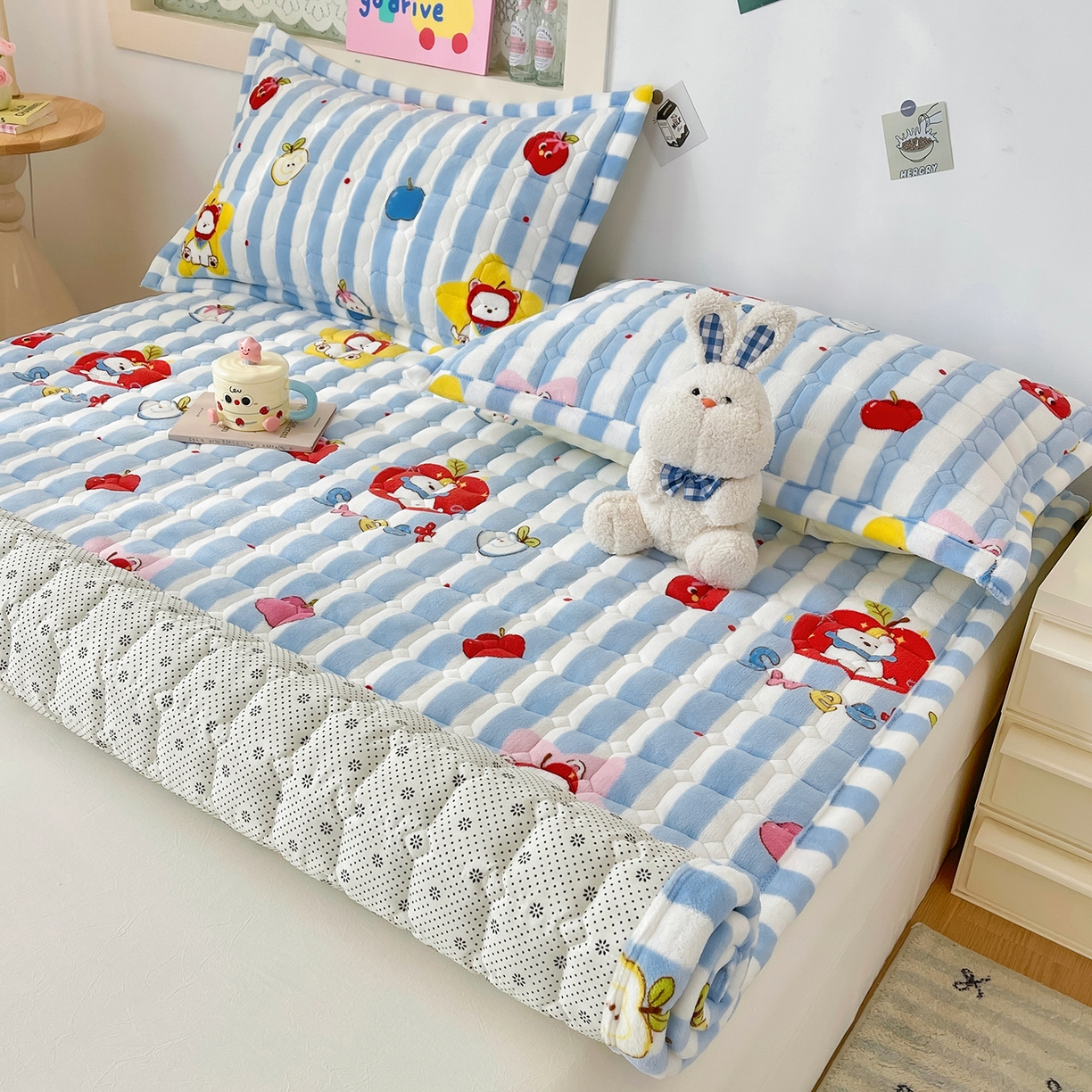 91家纺网 家纺一手货源 找家纺 金鑫汇家纺 2025新款加厚牛奶豆豆绒暖绒包边床褥垫 成人床：苹果萌狗