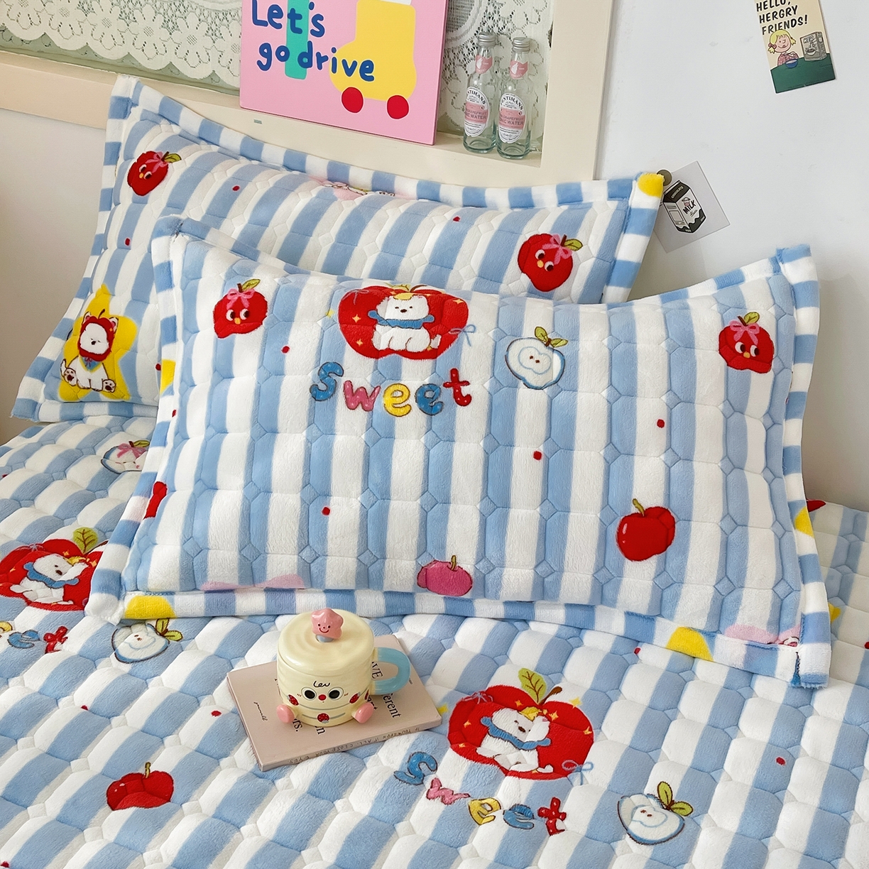 91家纺网 家纺一手货源 找家纺 金鑫汇家纺 2025新款加厚牛奶豆豆绒暖绒包边床褥垫 成人床：苹果萌狗