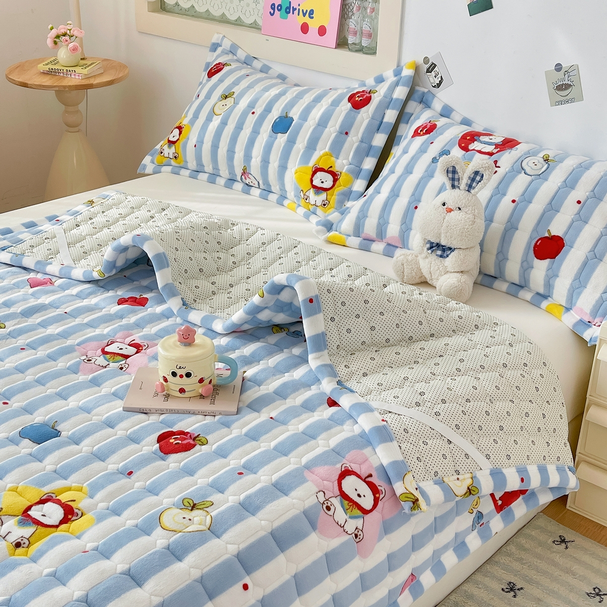 91家纺网 家纺一手货源 找家纺 金鑫汇家纺 2025新款加厚牛奶豆豆绒暖绒包边床褥垫 成人床：苹果萌狗