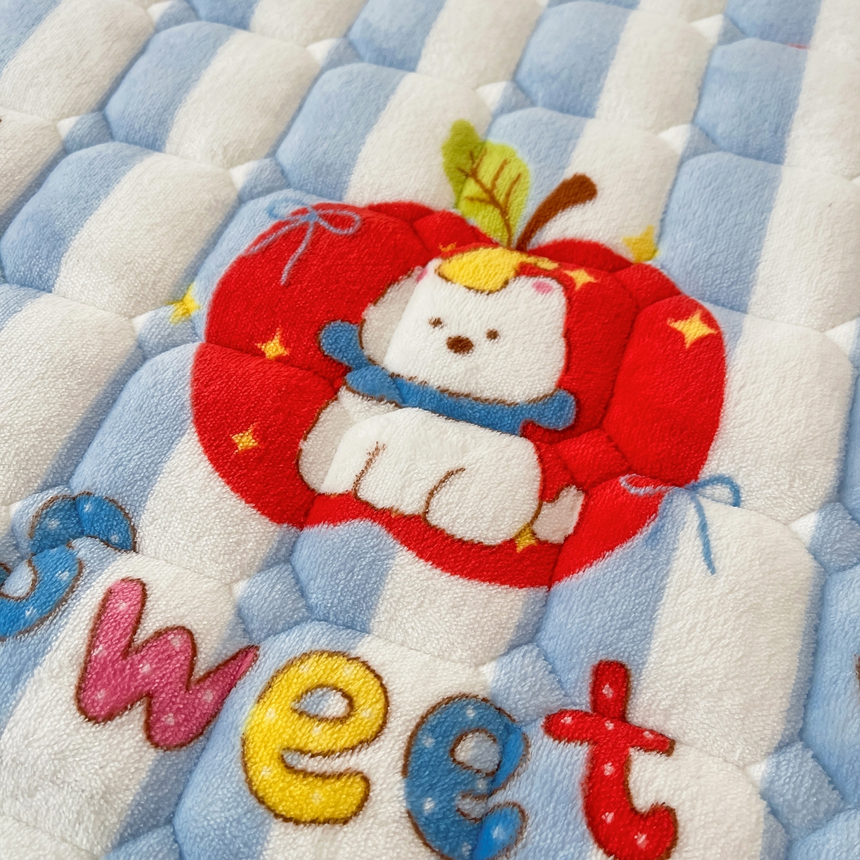 91家纺网 家纺一手货源 找家纺 金鑫汇家纺 2025新款加厚牛奶豆豆绒暖绒包边床褥垫 成人床：苹果萌狗