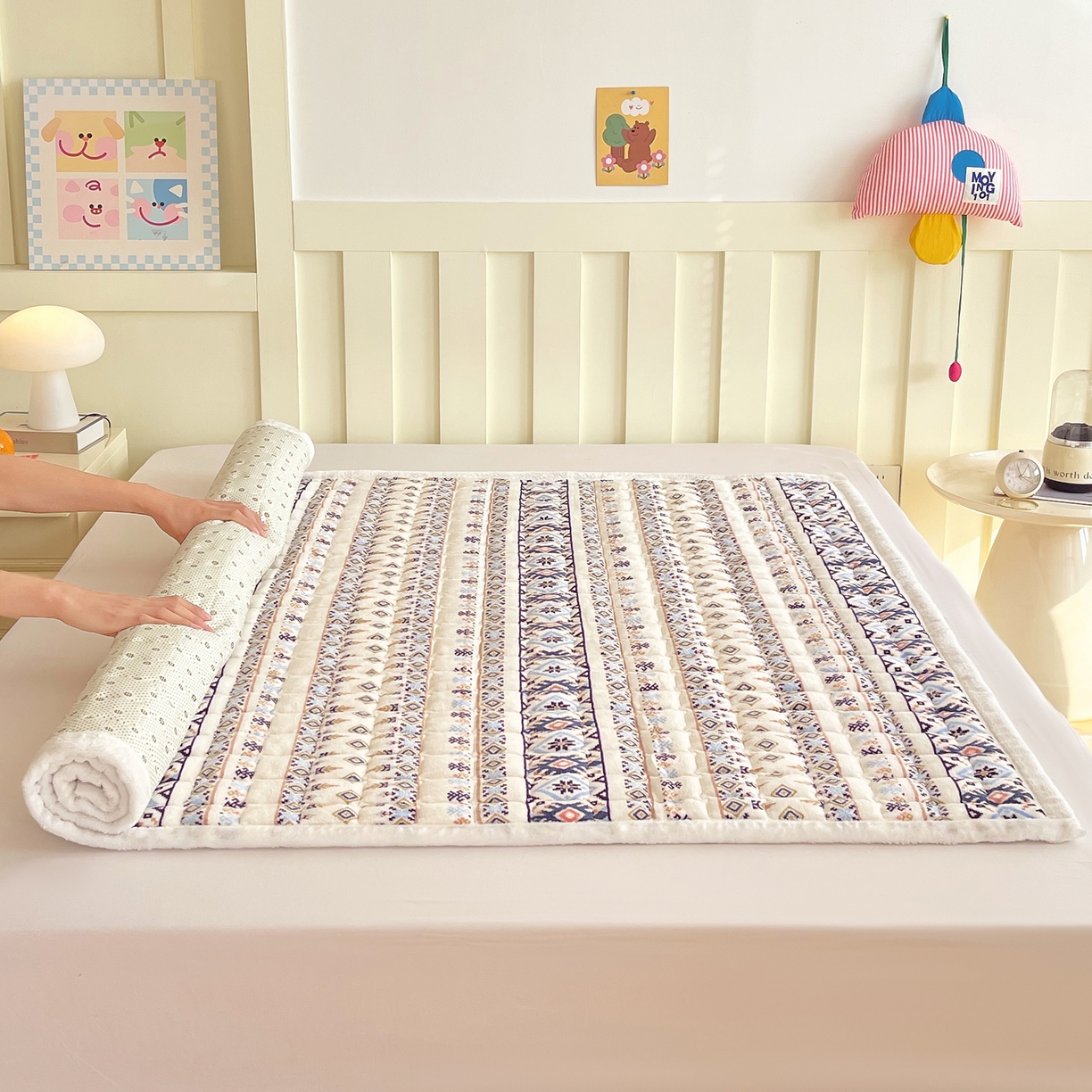 91家纺网 家纺一手货源 找家纺 金鑫汇家纺 2025新款加厚牛奶豆豆绒暖绒包边床褥垫 成人床：波西米亚