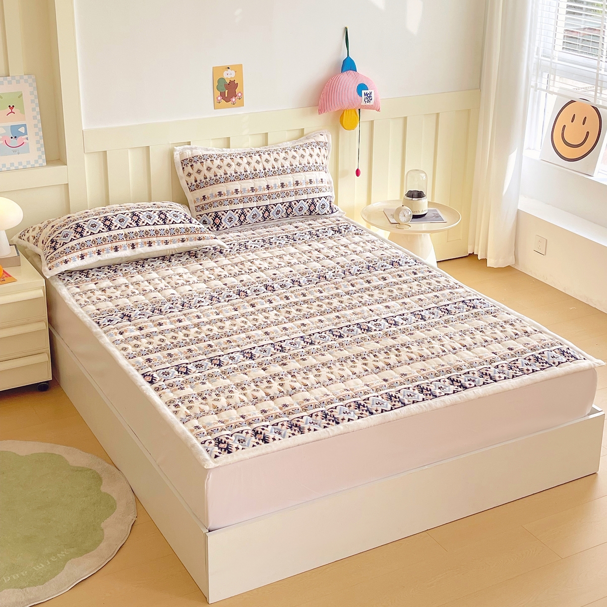 91家纺网 家纺一手货源 找家纺 金鑫汇家纺 2025新款加厚牛奶豆豆绒暖绒包边床褥垫 成人床：波西米亚