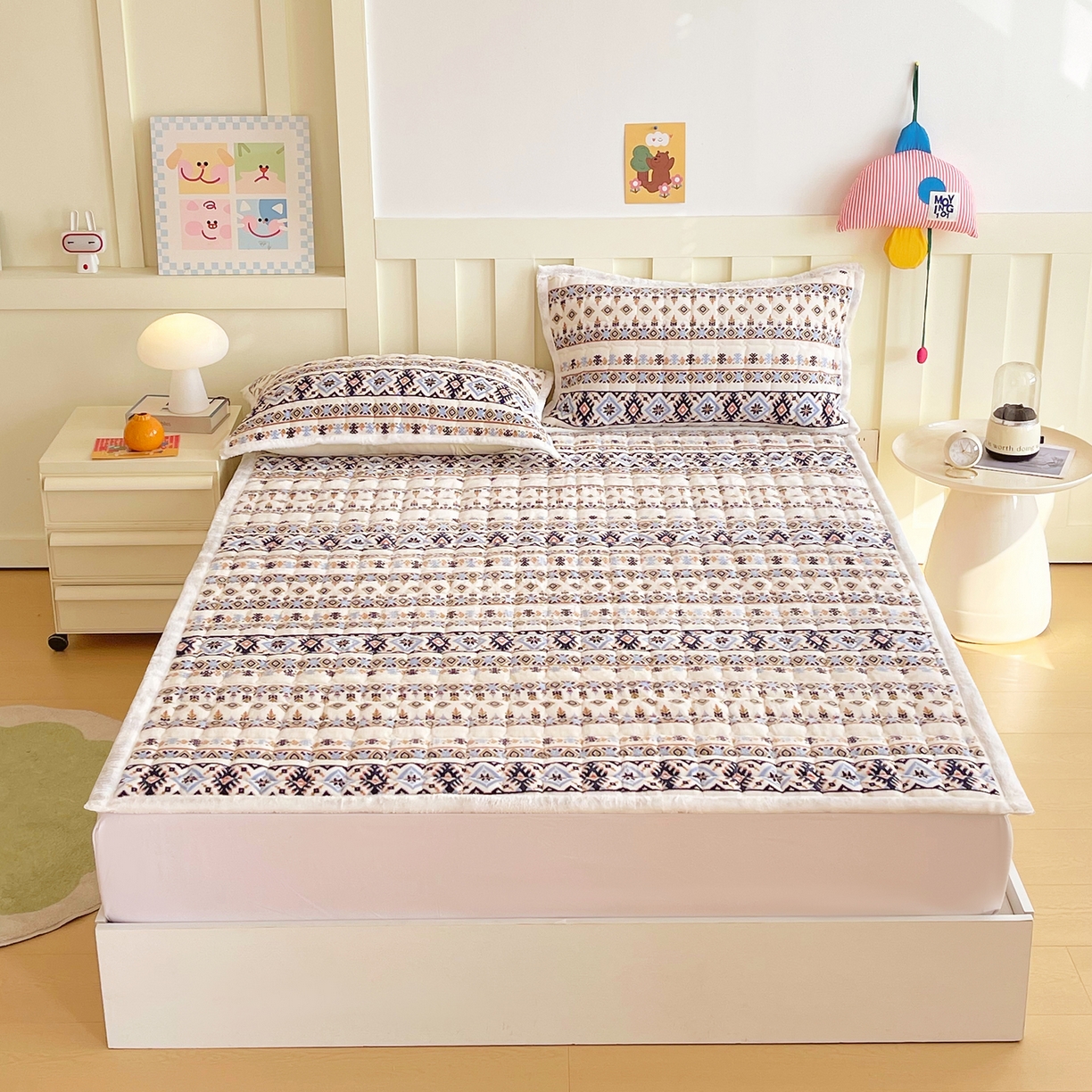 91家纺网 家纺一手货源 找家纺 金鑫汇家纺 2025新款加厚牛奶豆豆绒暖绒包边床褥垫 成人床：波西米亚