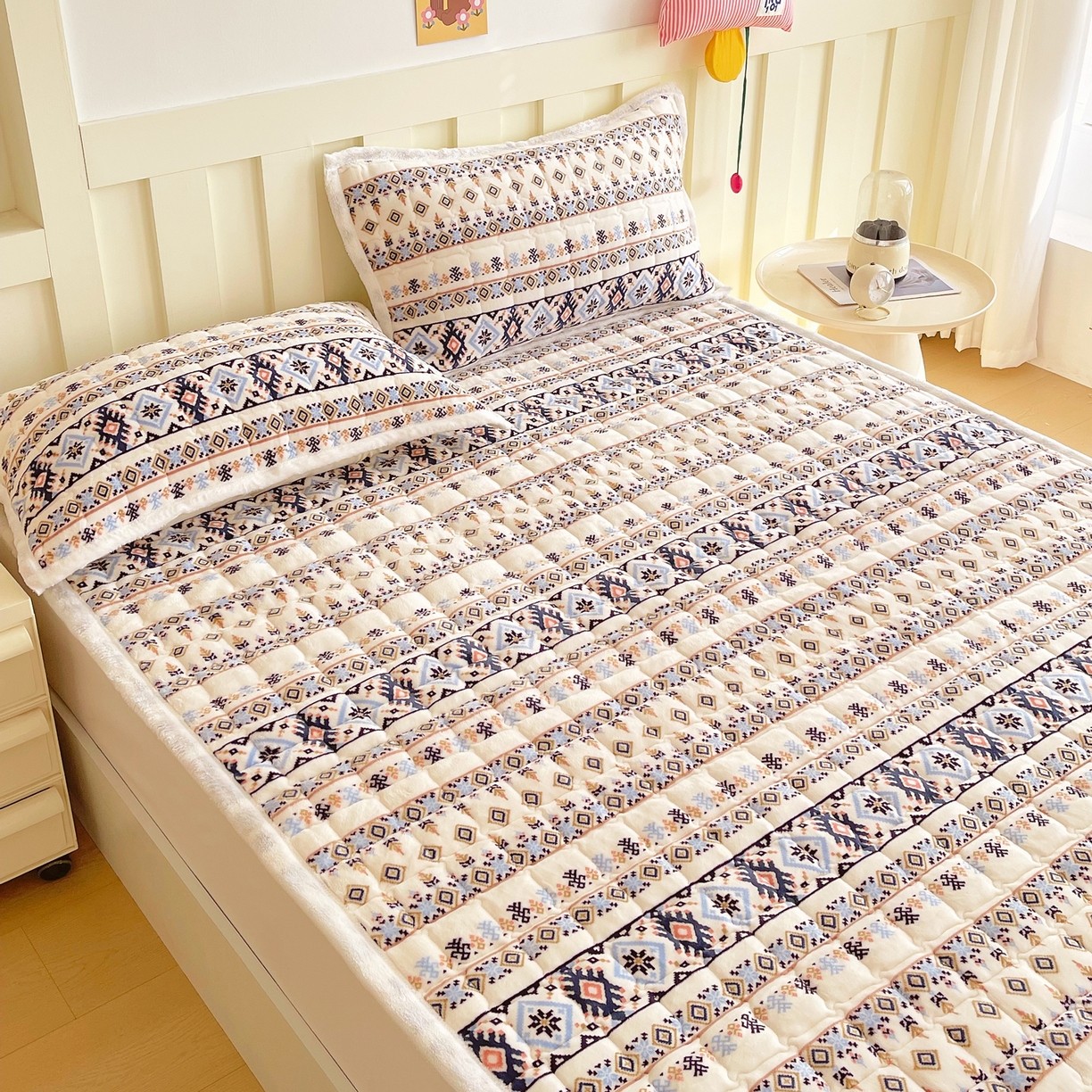 91家纺网 家纺一手货源 找家纺 金鑫汇家纺 2025新款加厚牛奶豆豆绒暖绒包边床褥垫 成人床：波西米亚